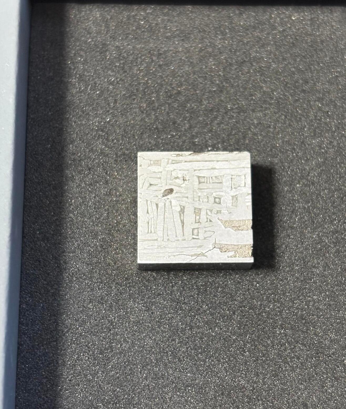 加纳2022年中国阿勒泰陨石立方体陨石加1盎司银币