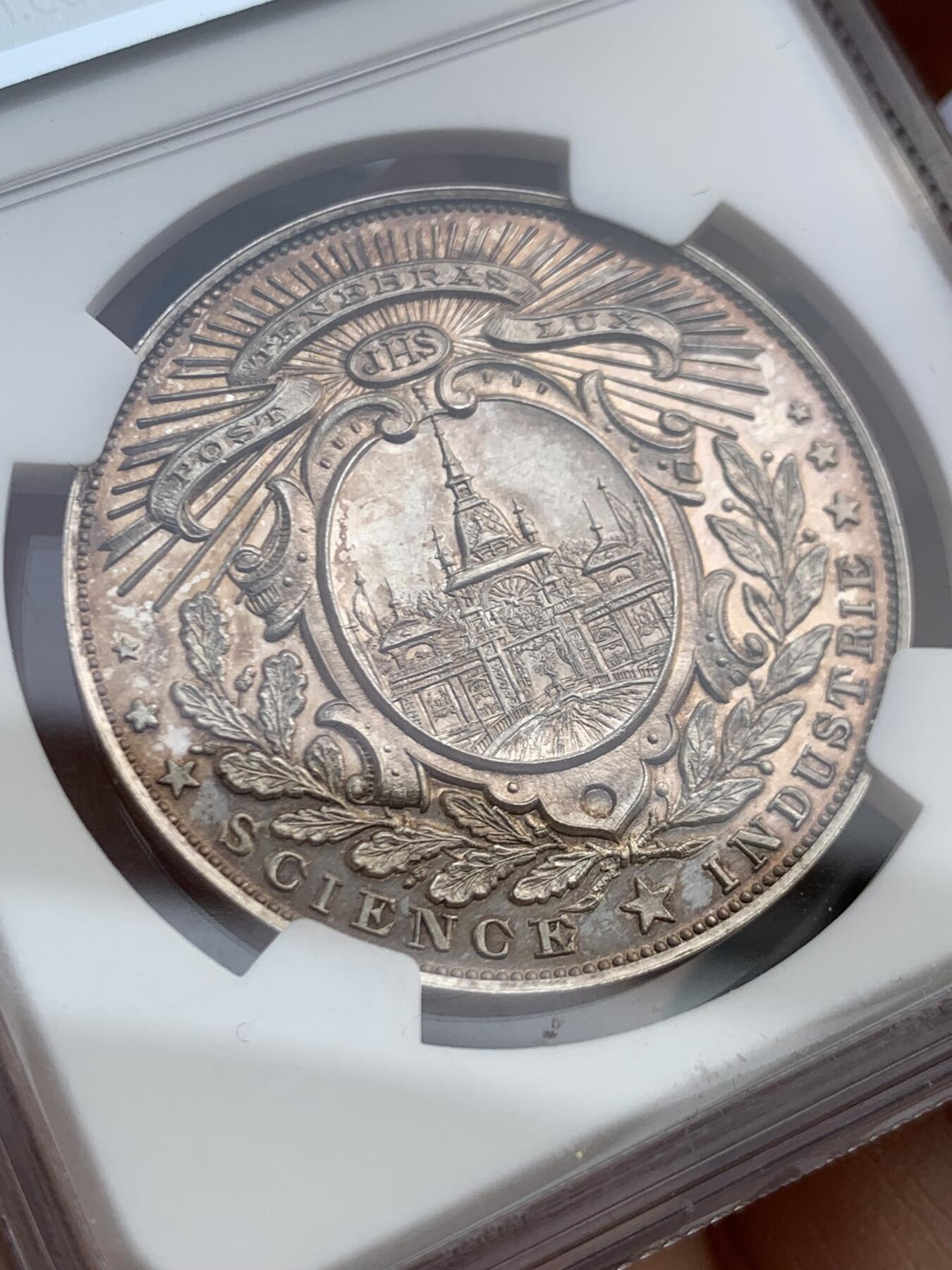 《竞宝斋》第459场 周日，周一，2场连拍 （全场包邮）欢迎送拍 NGC MS63 1896年瑞士联邦博览会银章，正面为参展的22个州盾徽，背面为博览会主建筑美术宫大门，正反黄昏金彩包浆，工艺精湛、雕刻精细，罕见品种。