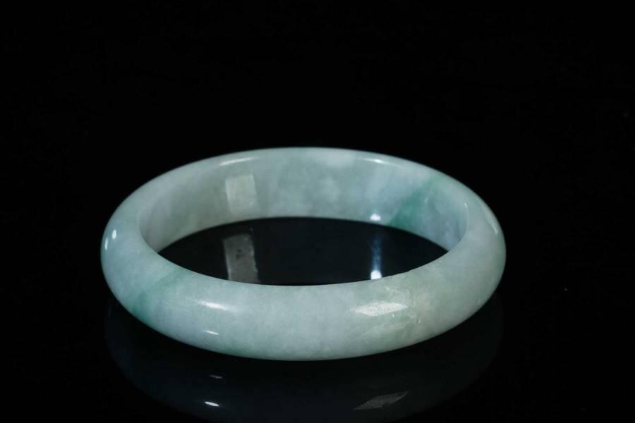 上海都达杂项专场三（全场包邮） 天然冰绿种翡翠蛋形手镯86-42