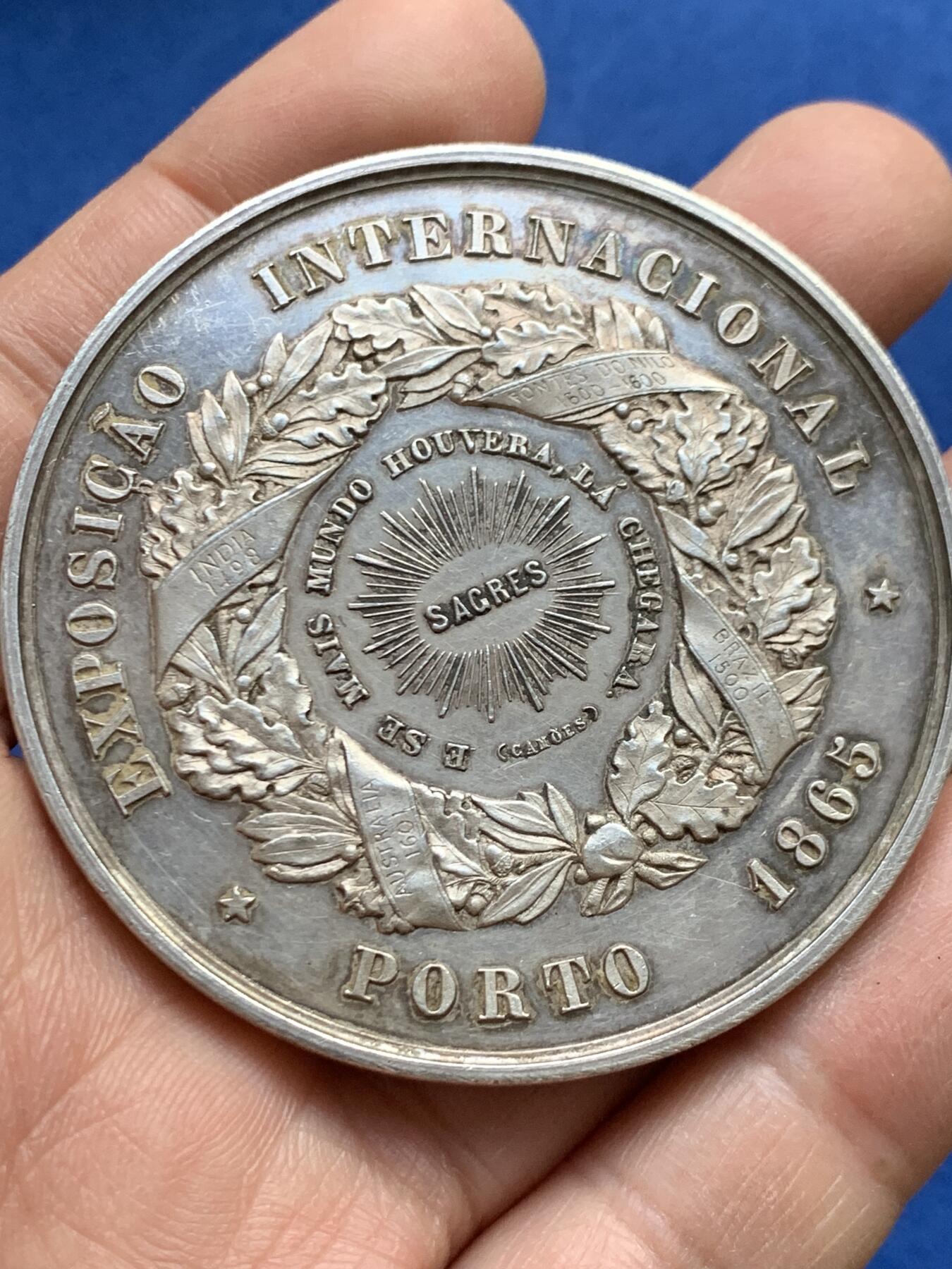 《竞宝斋》第459场 周日，周一，2场连拍 （全场包邮）欢迎送拍 名家A. Wiener作 葡萄牙1865年波尔图国际博览会纪念大银章 73.5克 58mm 带盒