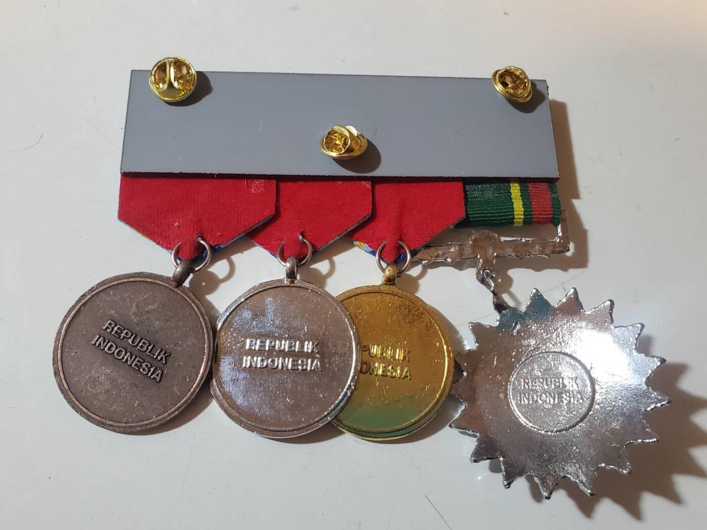 韵星假日拍卖第三十七期 -- Rimey Holidays Auction 37 印度尼西亚陆军4r联排-- 三军团结勋章,金银铜国土服务奖章 库存品相 带勋饰 少见