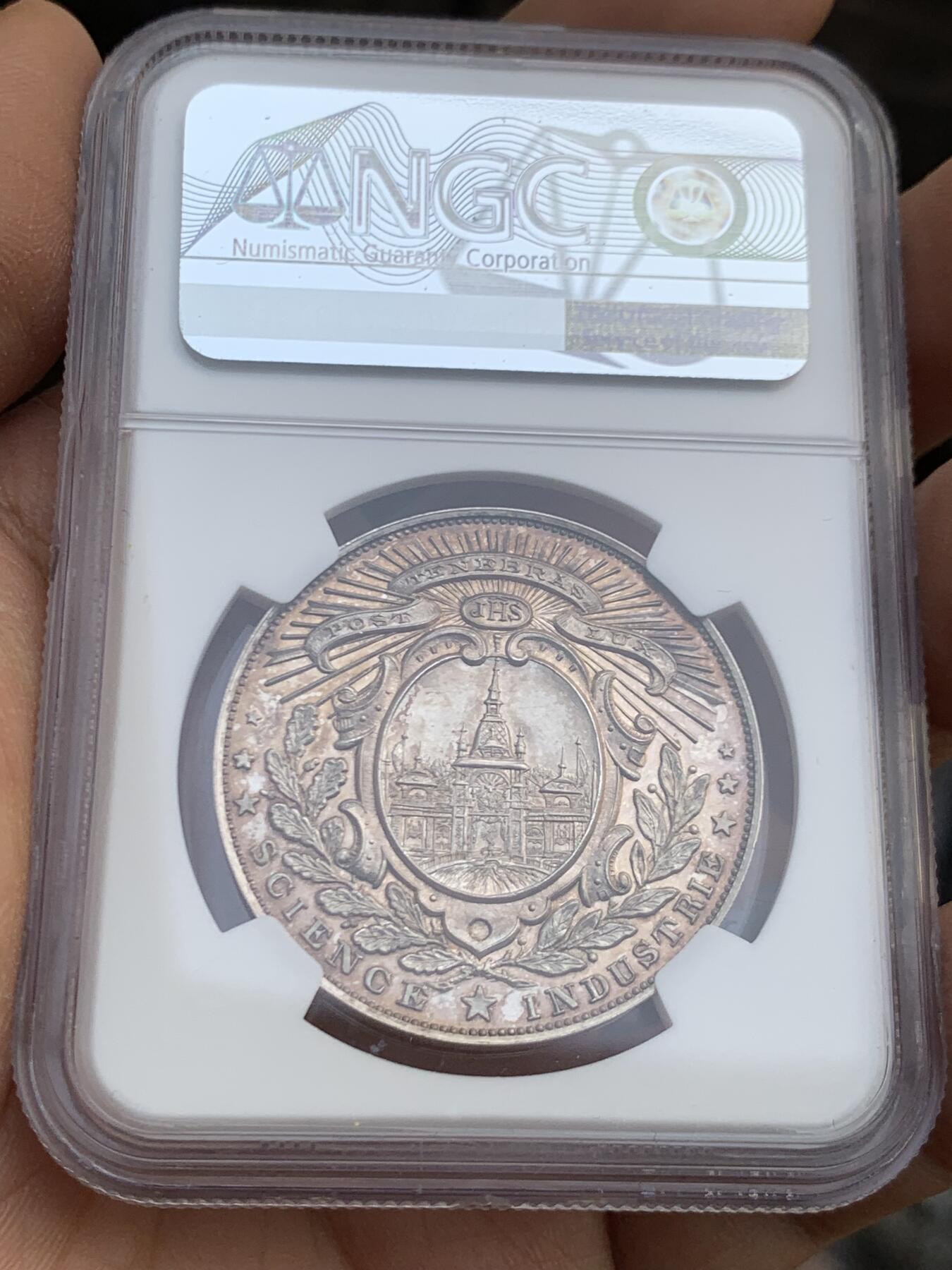 《竞宝斋》第459场 周日，周一，2场连拍 （全场包邮）欢迎送拍 NGC MS63 1896年瑞士联邦博览会银章，正面为参展的22个州盾徽，背面为博览会主建筑美术宫大门，正反黄昏金彩包浆，工艺精湛、雕刻精细，罕见品种。