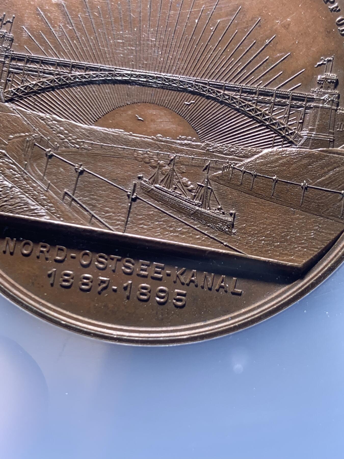 《竞宝斋》第459场 周日，周一，2场连拍 （全场包邮）欢迎送拍 NGC MS62BN 德国基尔运河纪念铜章 该河从1887年到1895年建设开通 正面威廉一世、腓特烈三世和威廉二世 加大盒