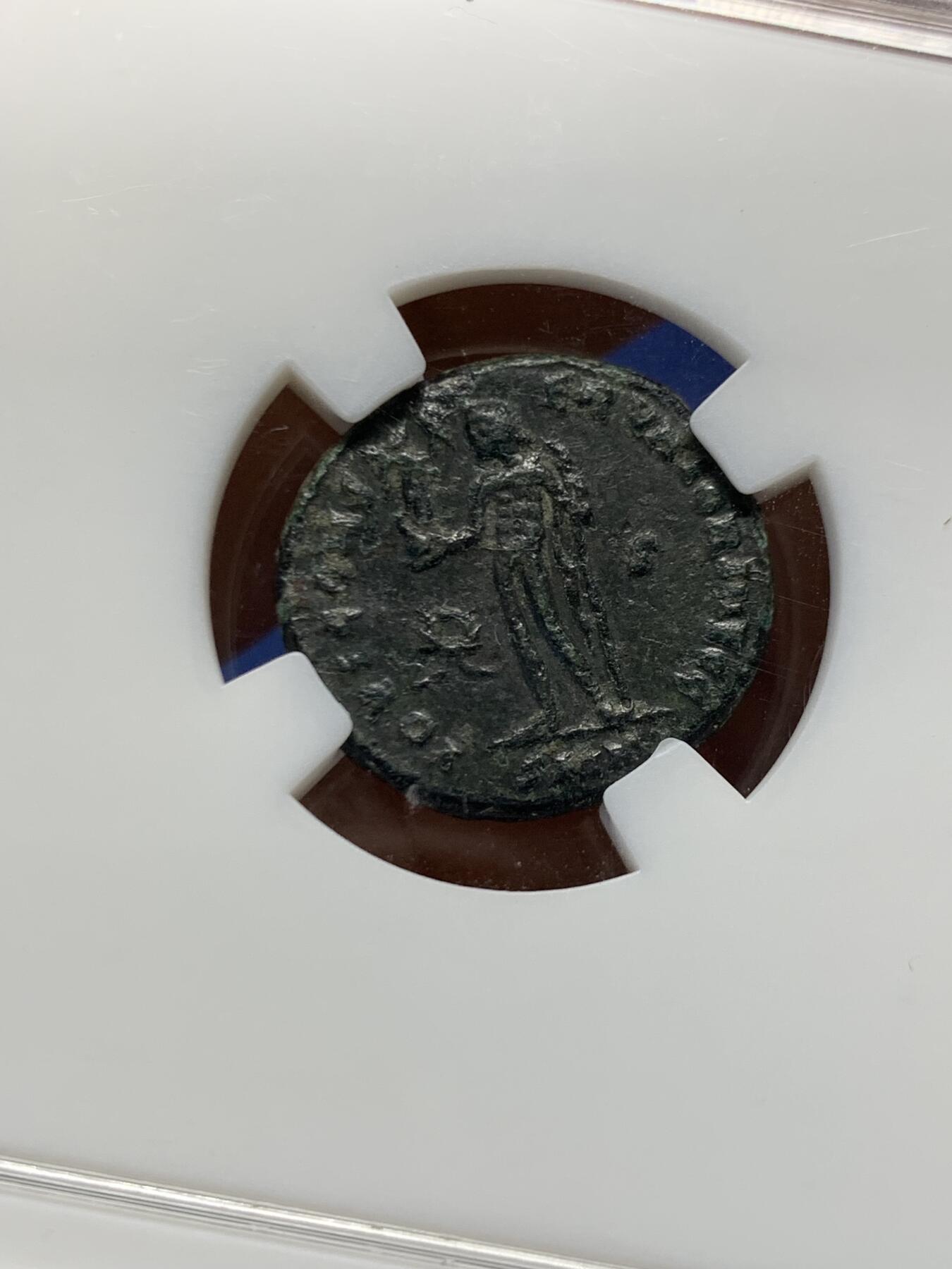 《竞宝斋》第459场 周日，周一，2场连拍 （全场包邮）欢迎送拍 罗马帝国.李锡尼富力铜币，李锡尼皇帝，公元308-324年打制。皇帝持权杖左像/手托胜利女神的朱庇特。众诚详评专业点评标签，状态如图，同类题材中的美品！