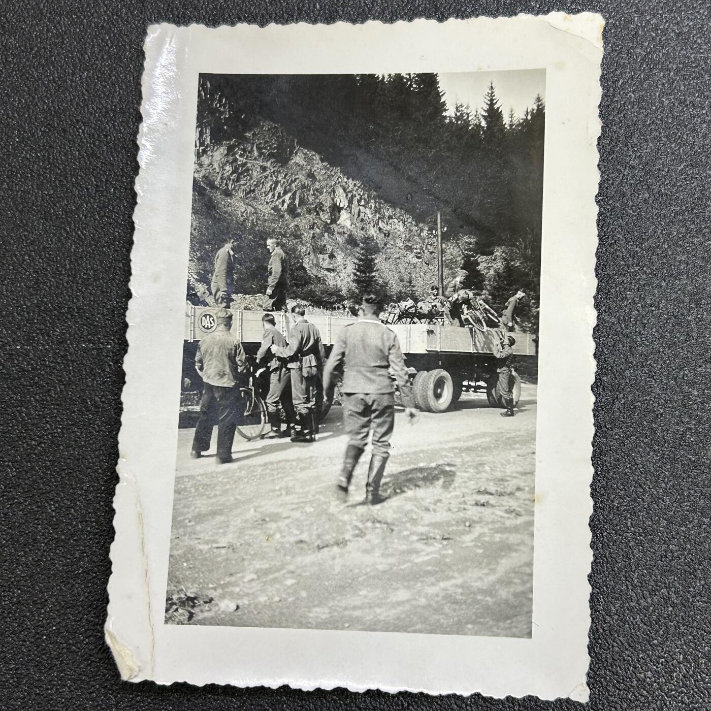 西秦中古拍卖第七十三期 二战 德军军车车队照片 背面有批注