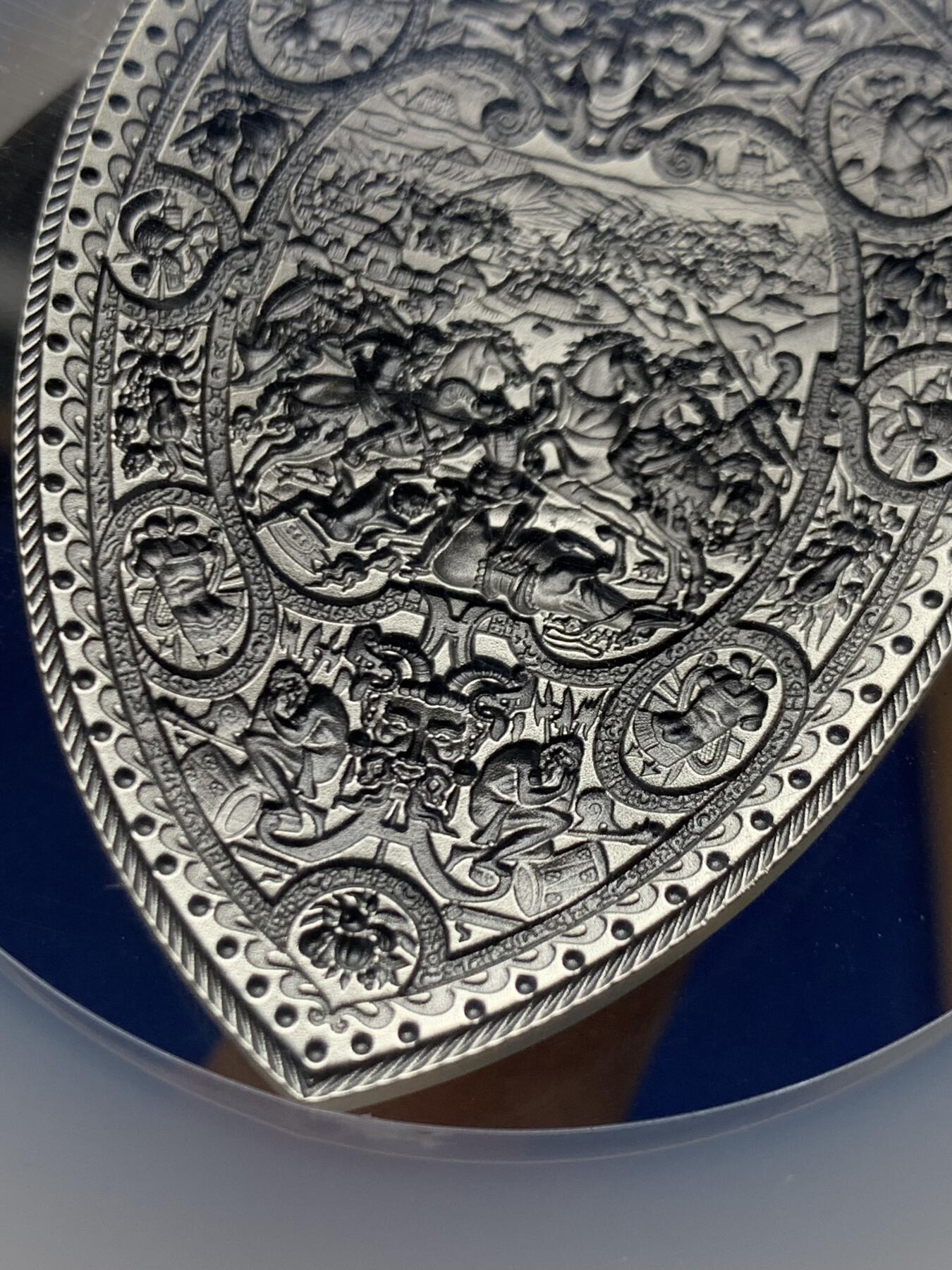 《竞宝斋》第459场 周日，周一，2场连拍 （全场包邮）欢迎送拍 NGC-MS70 法国 2022年 亨利二世盾形2盎司银币（约66.2g999纯银）为纪念这位著名的“骑士国王”而用纪念币的形式完全还原了他最心爱的阅兵演武盾牌。该盾牌制造于1555年，现藏于美国大都会博物馆，其上镌刻了迦太基统帅汉尼拔在坎尼会战中大胜罗马人的辉煌史诗，这位法国国王希望以此保佑自己也能在与神圣罗马帝国的战争中凯旋而归