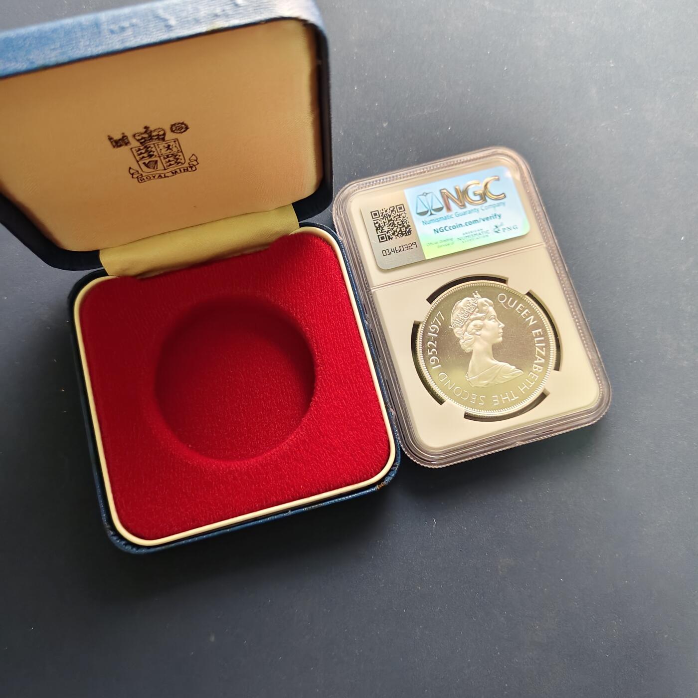 【全场包邮】纯粹捡漏拍497场-持续更新中 【收藏级·亚军分】根西1977年25便士女王登基25周年精制克朗型纪念银币【38.5毫米28.28克92.5%】-原盒-NGC PF68 ULTRA CAMEO（更高分9枚）