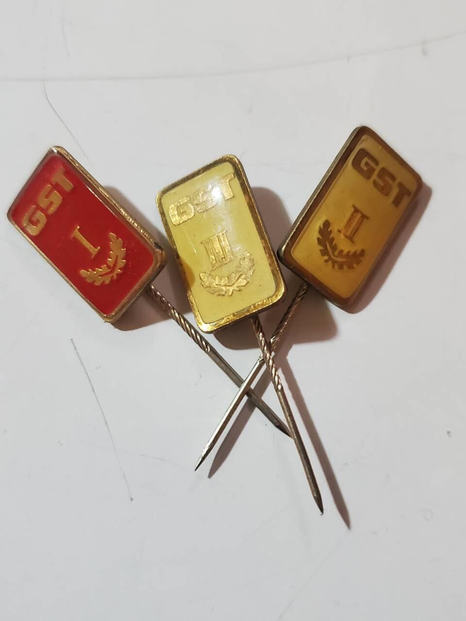 韵星假日拍卖第三十七期 -- Rimey Holidays Auction 37 民主德国Gst准军事部队一二三级技能章插针一组