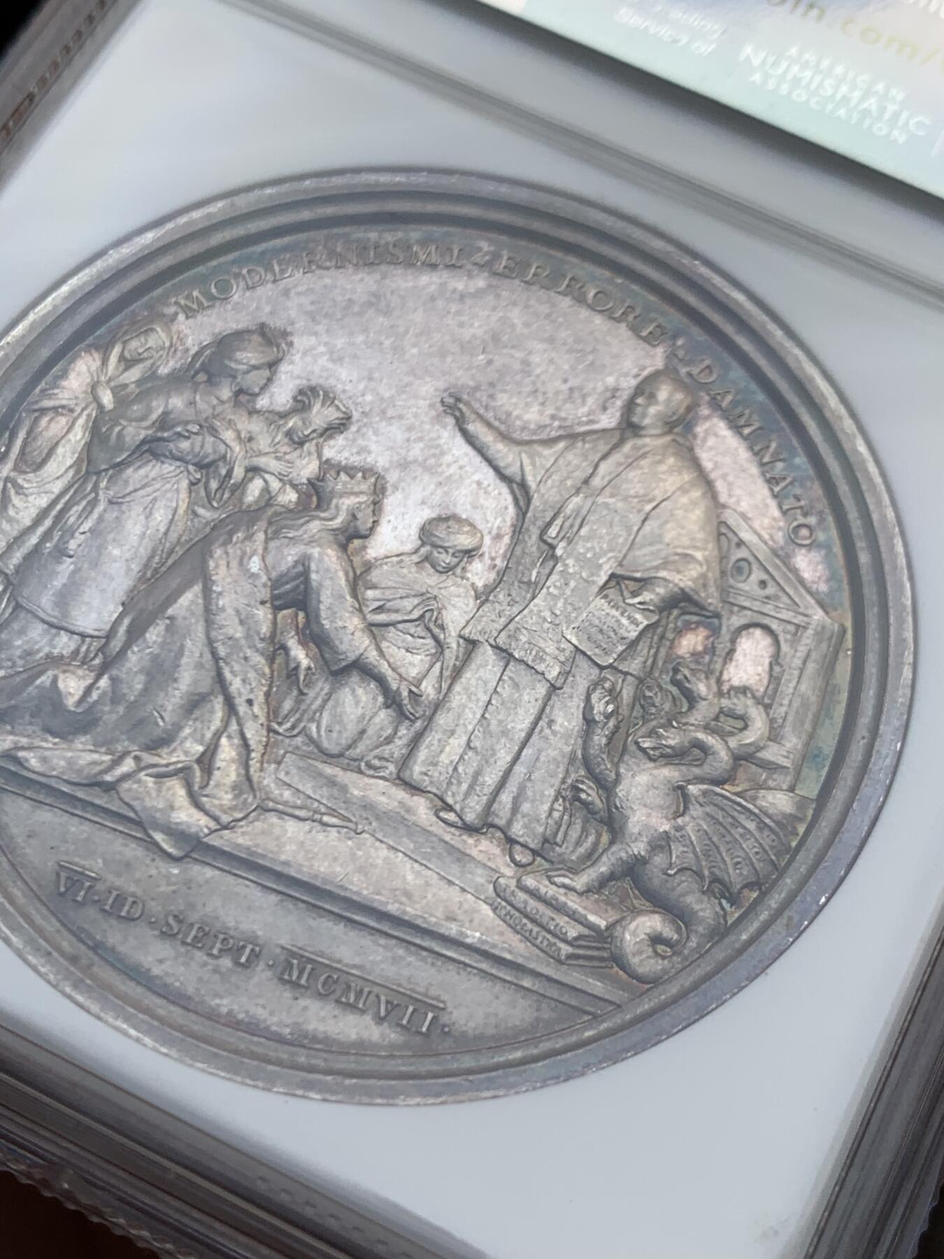 《竞宝斋》第459场 周日，周一，2场连拍 （全场包邮）欢迎送拍 NGC MS62 梵蒂冈教皇十世大银章，镜面质感，双面人物刻画，尤其背后国王朝圣，画面精美绝伦，尤其教皇身旁的那条龙，点睛之笔。爱不释手的好章。