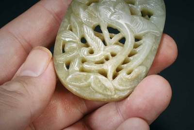 上海都达杂项专场三十四【年后发货全场包邮】  和田玉镂空雕蕉叶纹佩86-9