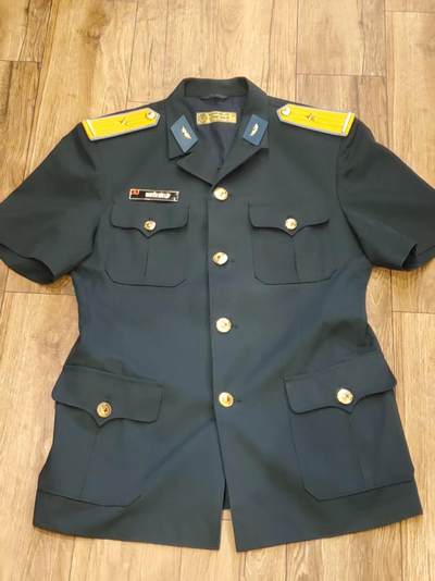 韵星假日拍卖第三十七期 -- Rimey Holidays Auction 37 - 越南社会主义共和国夏季空军少尉常服一套 带姓名条肩章 领章 很齐全 品相好 重要部队