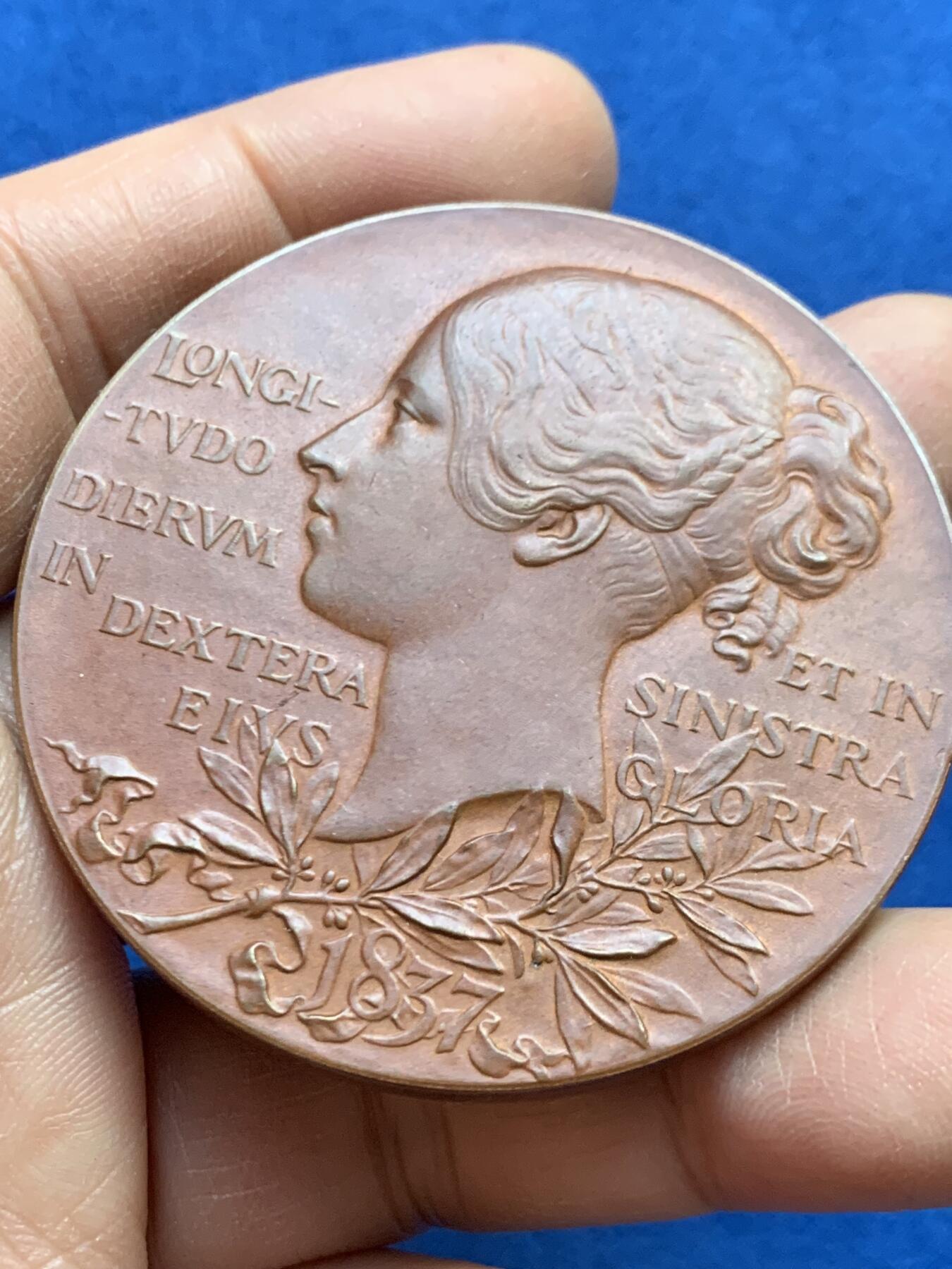 《竞宝斋》第459场 周日，周一，2场连拍 （全场包邮）欢迎送拍 英国1897年皇家造币厂铸造的维多利亚女王登基60周年钻石禧年纪念铜章，章面由乔治·威廉·德索尔斯设计，正面为维多利亚女王老年披纱侧面像，环刻拉丁铭文记录登基60周年纪年；背面为女王青年时期侧面像，搭配《箴言》经典语句，浮雕层次分明，铜质氧化包浆自然，极好地呈现了维多利亚时代造币工艺水准。76.55克，55.3mm，带原盒。