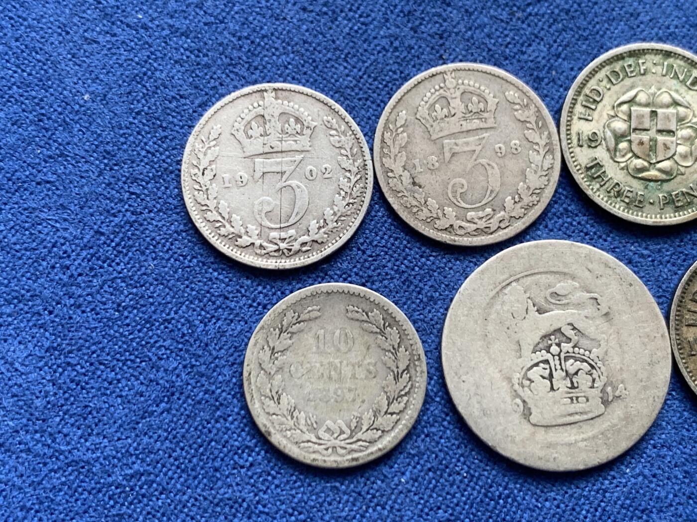 《竞宝斋》第459场 周日，周一，2场连拍 （全场包邮）欢迎送拍 8枚银币一组：1897萝莉10分银币1枚、1916芬兰25芬妮银币1枚好品、1898维多利亚3便士银币1枚披纱版、1902爱德华七世3便士银币1枚登基年高银、1914乔五6便士高银版1枚、1921乔五6便士银币1枚、1937乔六3便士银币1枚好品、1941乔六3便士银币1枚，共13.2克