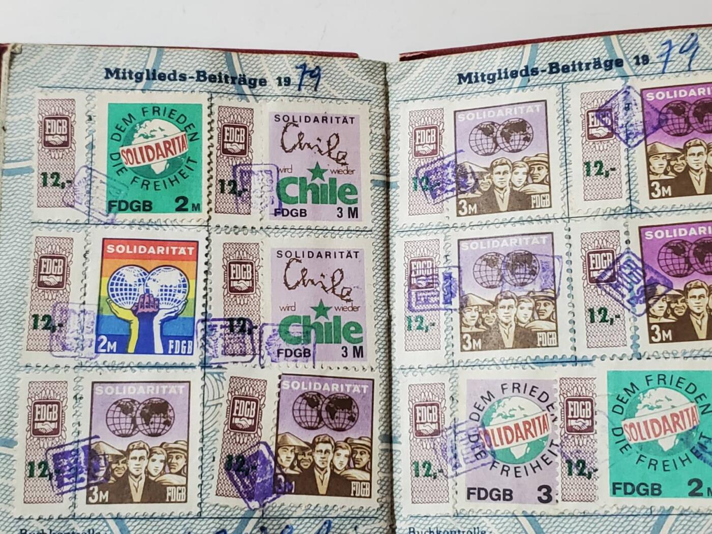 韵星假日拍卖第三十七期 -- Rimey Holidays Auction 37 民主德国工会40年荣誉成员证章带证 证少见 贴票很齐 包括支援越南、智利苏德友谊等