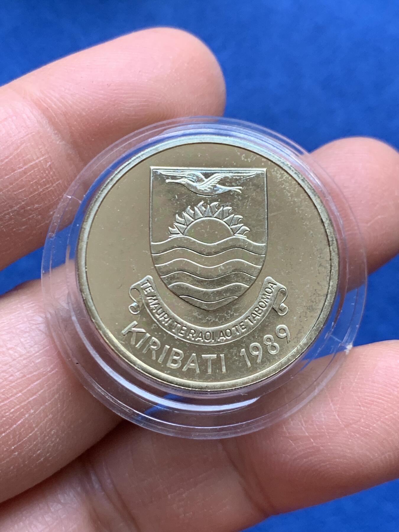 《竞宝斋》第459场 周日，周一，2场连拍 （全场包邮）欢迎送拍 基里巴斯1989年茅草屋独立10周年2元纪念币 原盒 全新原光