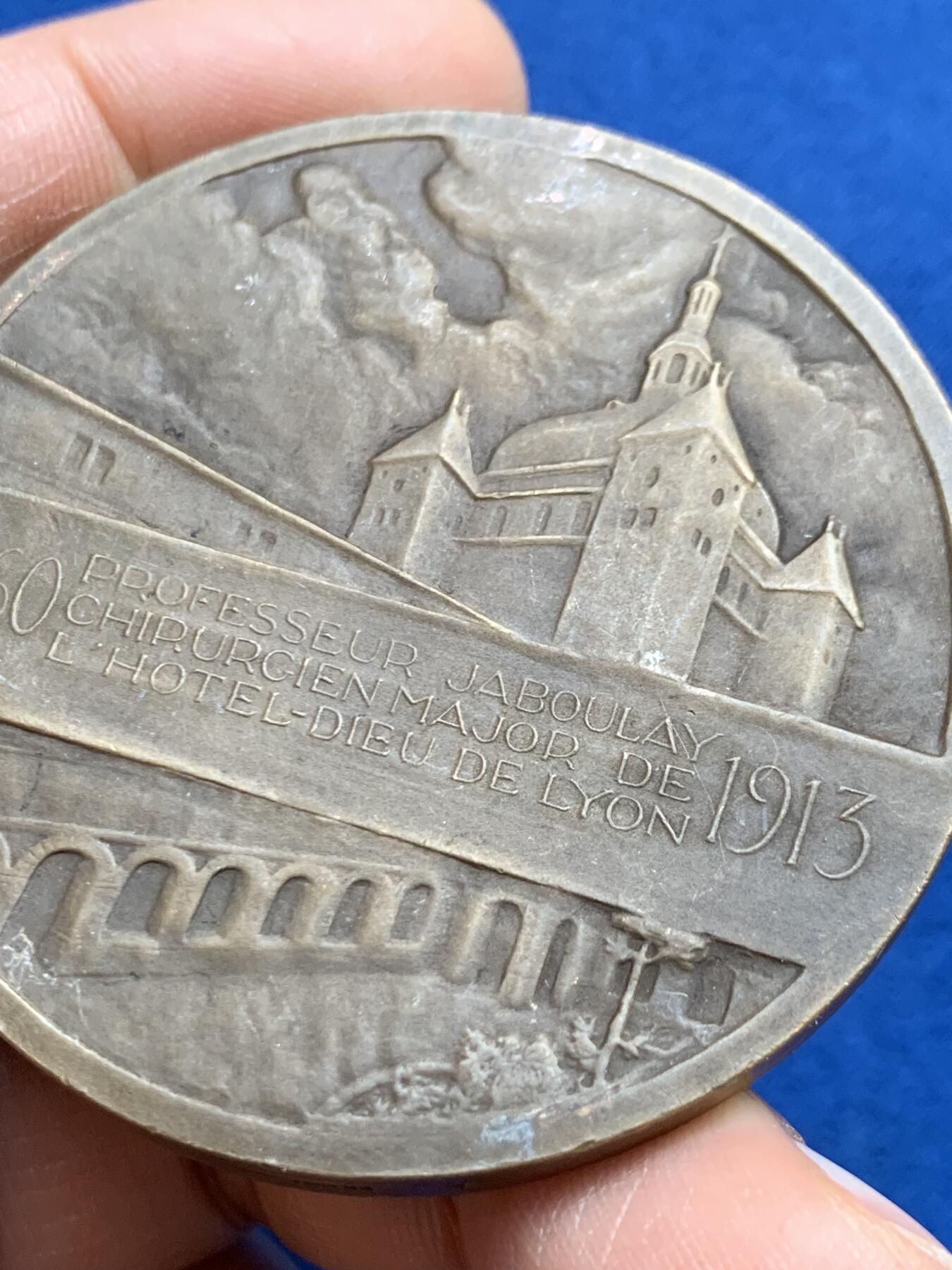 《竞宝斋》第459场 周日，周一，2场连拍 （全场包邮）欢迎送拍 法国外科医生雅布莱教授纪念铜章 三角铜标 100.5克 54.3mm