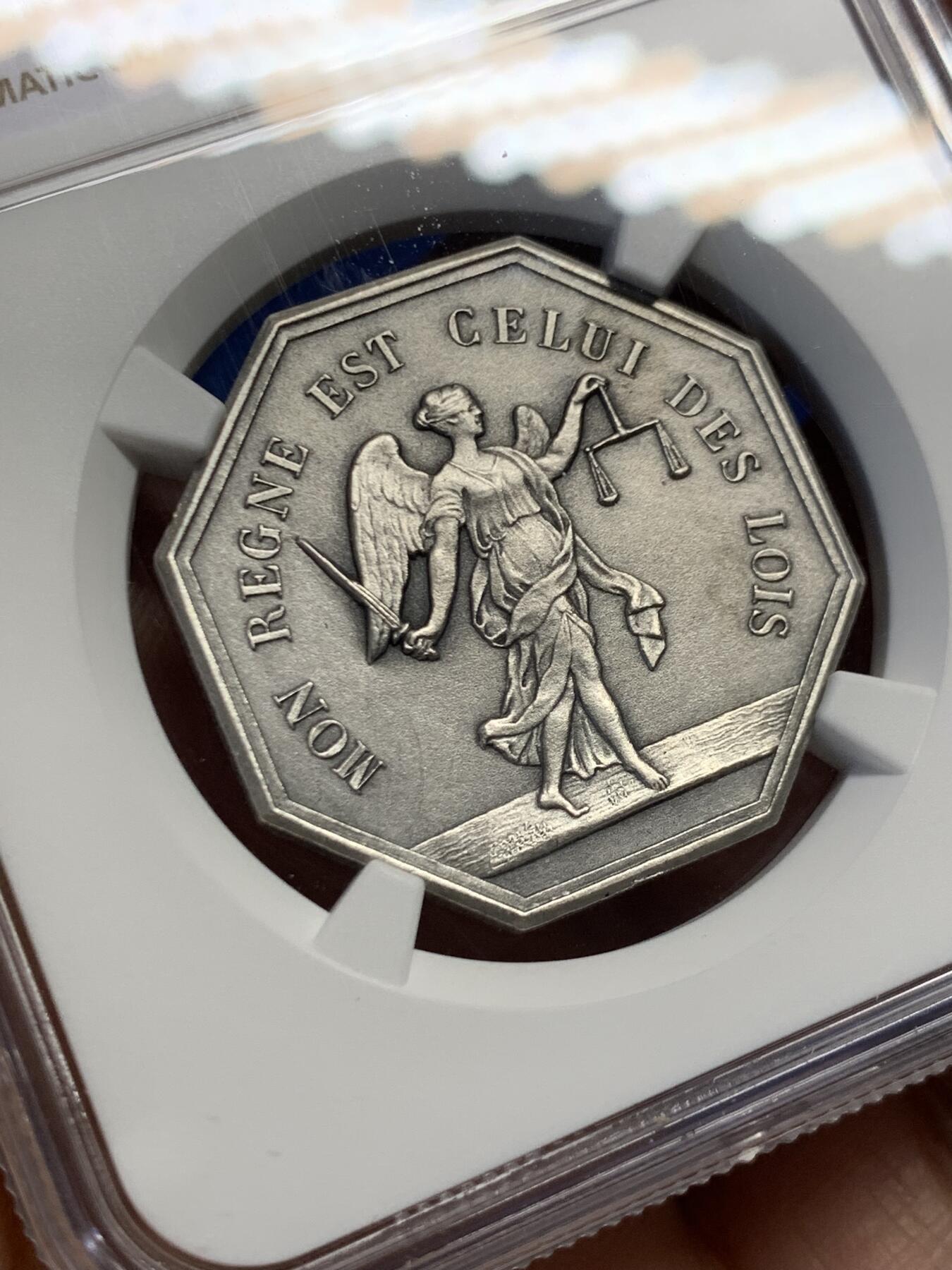 《竞宝斋》第459场 周日，周一，2场连拍 （全场包邮）欢迎送拍 NGC MS63 法国八角铜镀银代币，正面图案雕刻蒙眼女神手持天平秤和一把宝剑，刻有铭文“我的统治是法律的统治”