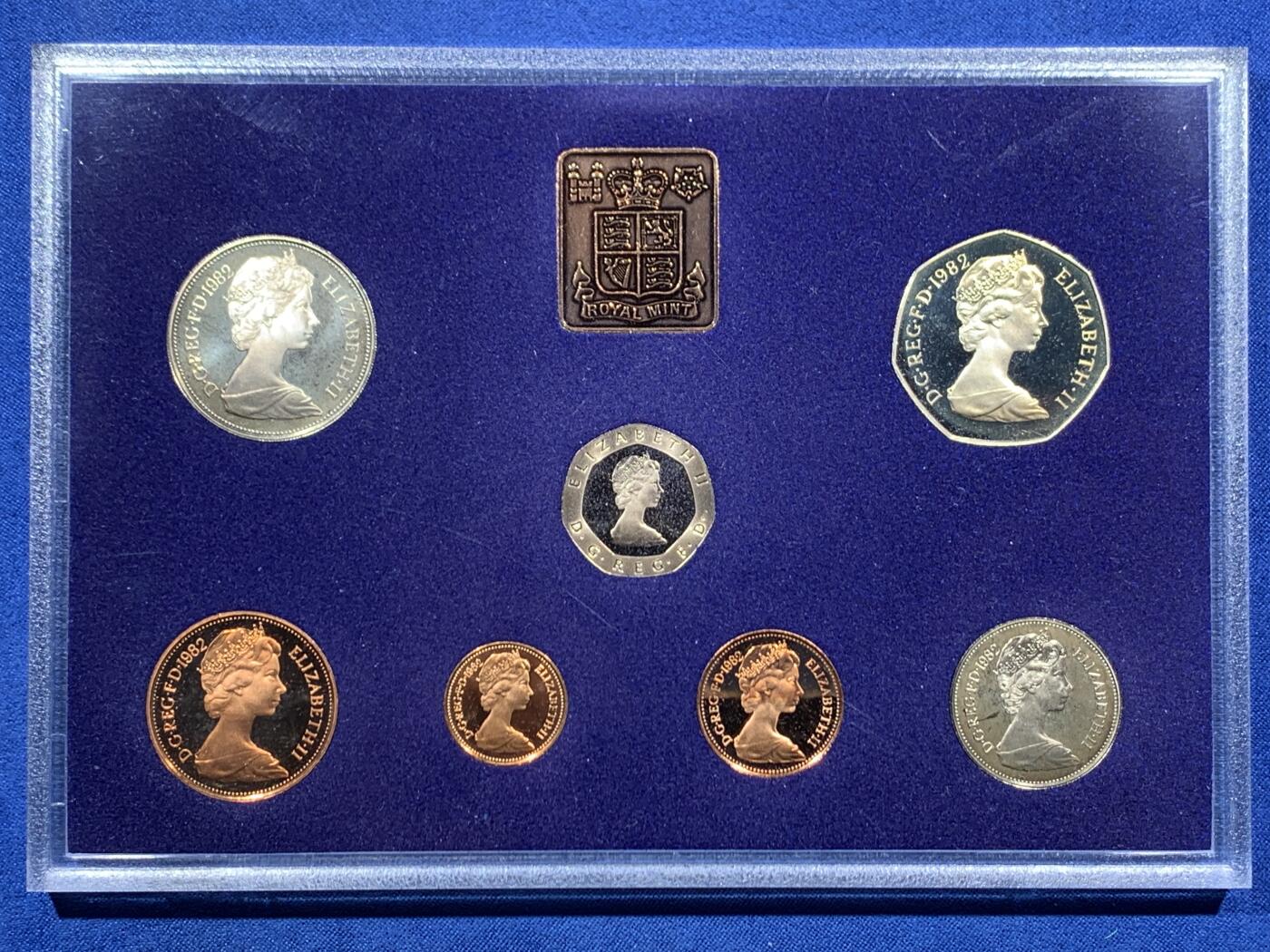 《竞宝斋》第459场 周日，周一，2场连拍 （全场包邮）欢迎送拍 英国1982年精制套币 礼品原装7枚币 包含少见的1/2便士 细节见图