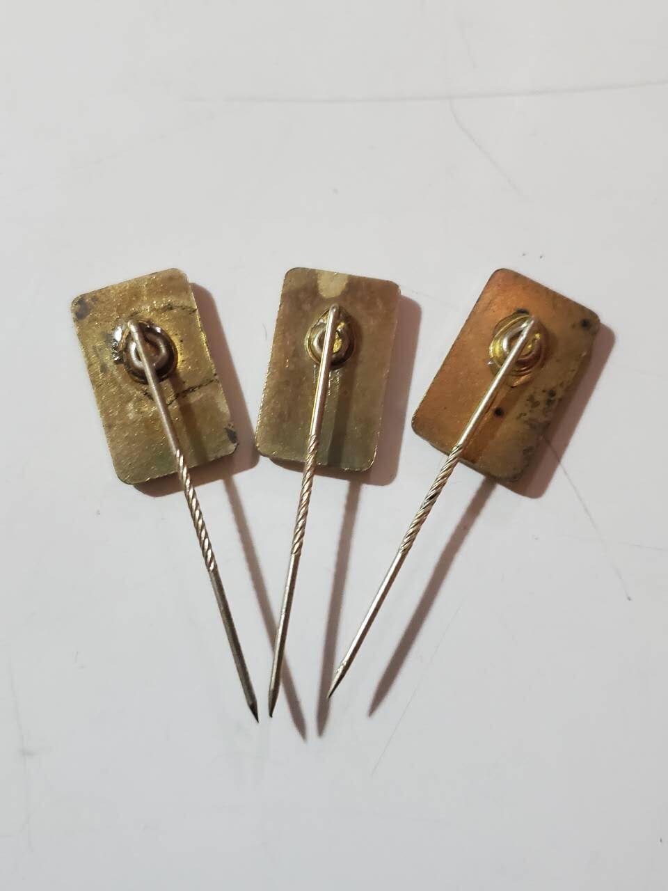 韵星假日拍卖第三十七期 -- Rimey Holidays Auction 37 民主德国Gst准军事部队一二三级技能章插针一组