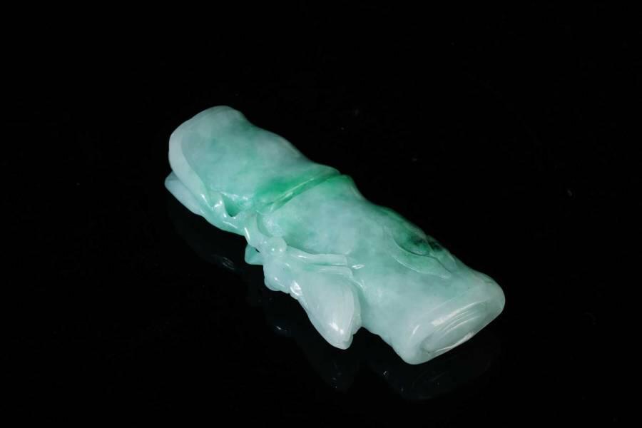 上海都达杂项专场三（全场包邮） 天然冰绿种翡翠（A货）精雕《一鸣惊人》挂件