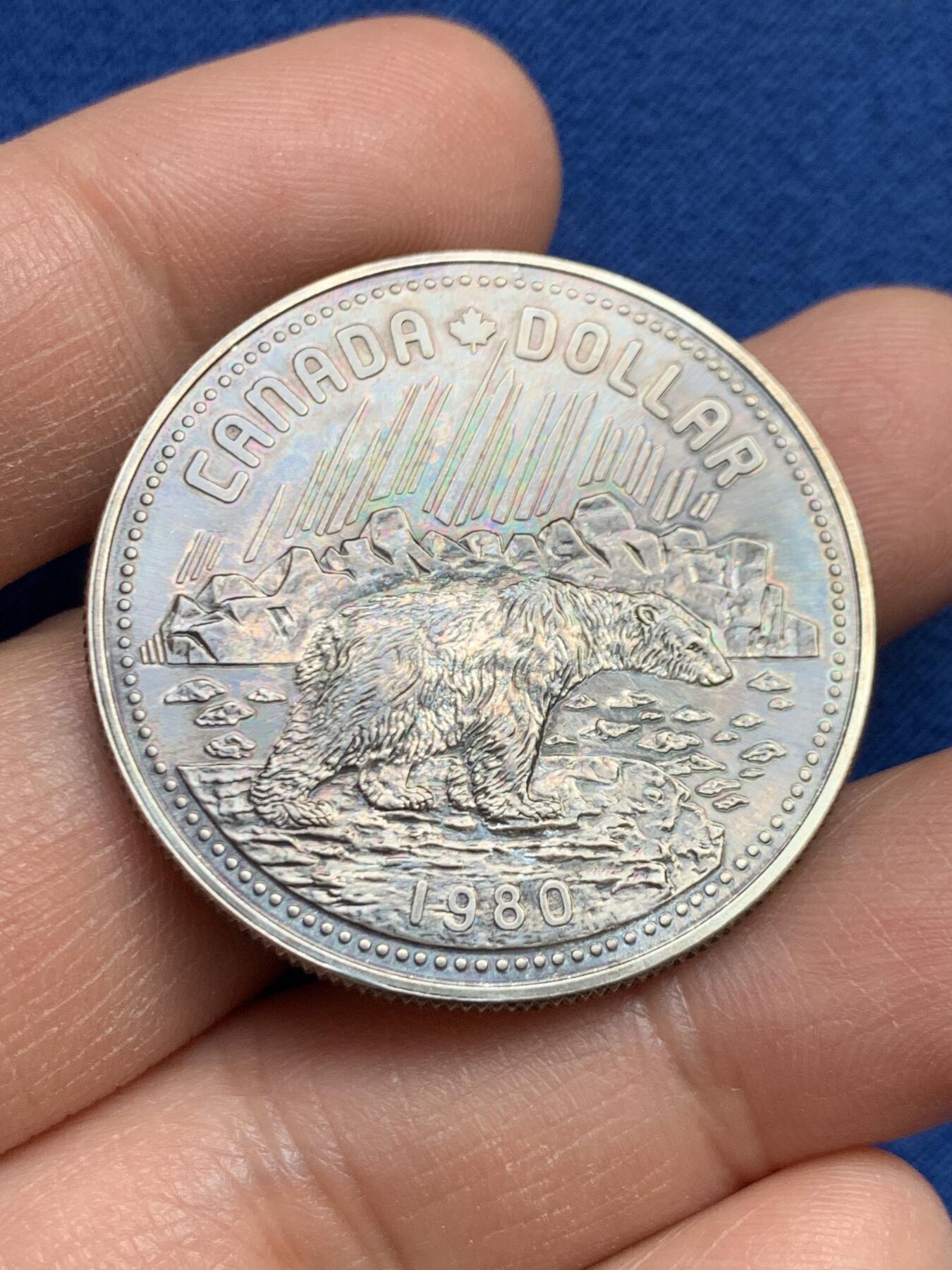 《竞宝斋》第459场 周日，周一，2场连拍 （全场包邮）欢迎送拍 加拿大1980年北极熊女王1元银币，约23.45g，500银。