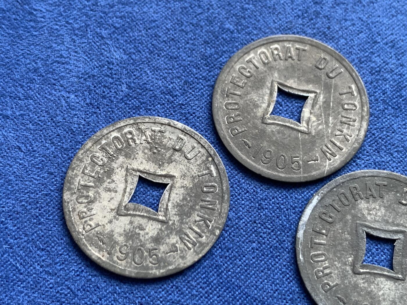 《竞宝斋》第459场 周日，周一，2场连拍 （全场包邮）欢迎送拍 三枚一组 法属安南1905年六百分之一锌币 世界上面值最小的硬币