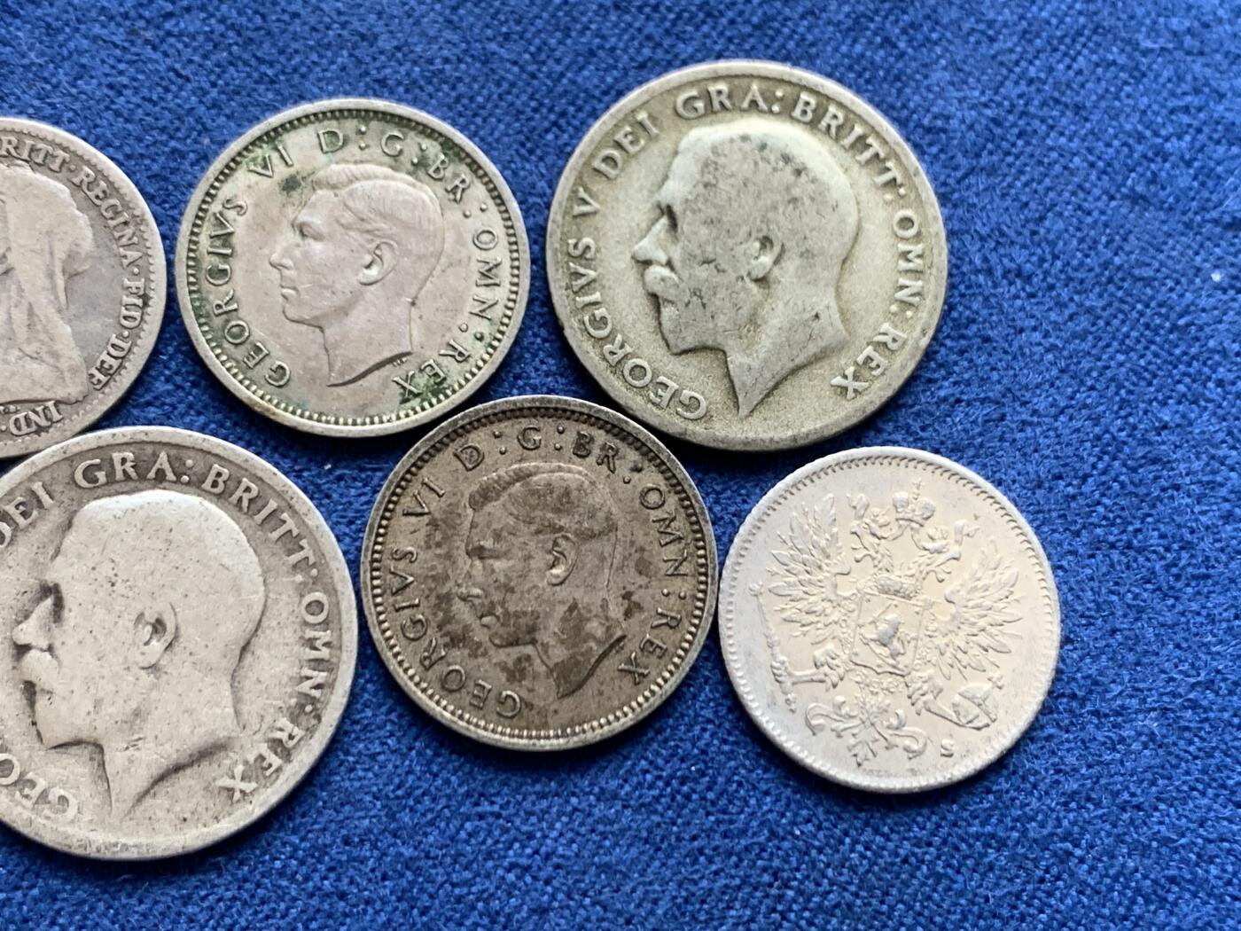 《竞宝斋》第459场 周日，周一，2场连拍 （全场包邮）欢迎送拍 8枚银币一组：1897萝莉10分银币1枚、1916芬兰25芬妮银币1枚好品、1898维多利亚3便士银币1枚披纱版、1902爱德华七世3便士银币1枚登基年高银、1914乔五6便士高银版1枚、1921乔五6便士银币1枚、1937乔六3便士银币1枚好品、1941乔六3便士银币1枚，共13.2克