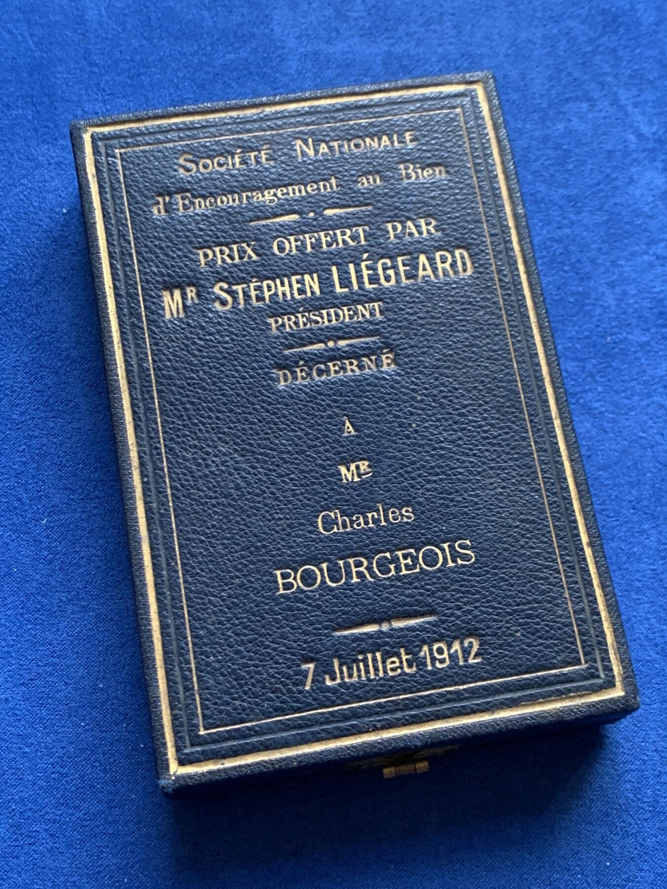 《竞宝斋》第459场 周日，周一，2场连拍 （全场包邮）欢迎送拍 法国1912年国家劝善协会主席颁发的镀金银质奖章 绶带带针 总重51.7克 50.5mm 银标 带原盒 字迹对应