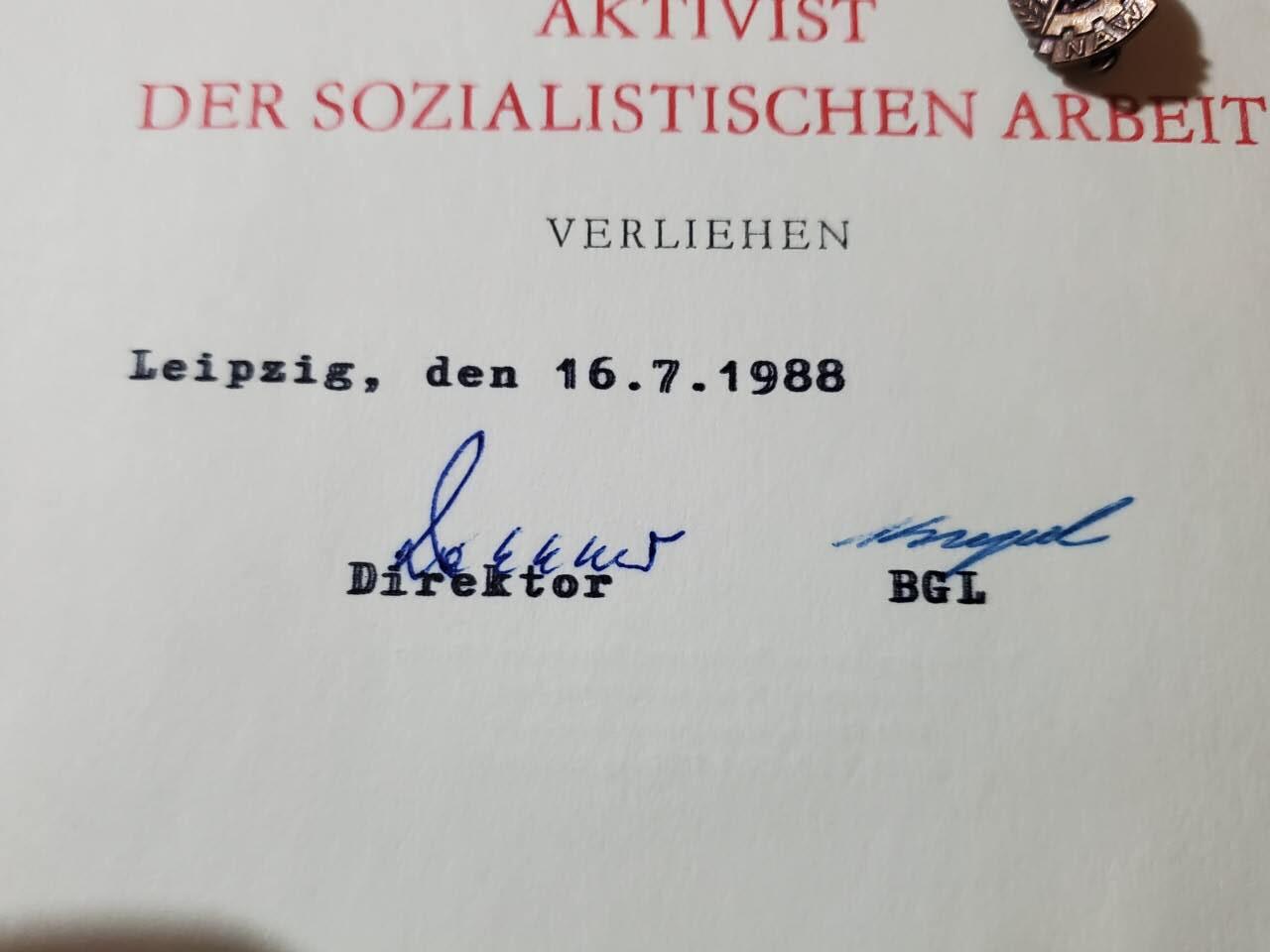 韵星假日拍卖第三十七期 -- Rimey Holidays Auction 37 民主德国社会主义建设功勋活动家奖章加证书一套