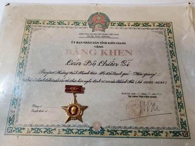 韵星假日拍卖第三十七期 -- Rimey Holidays Auction 37 - 越南社会主义共和国优秀退伍士兵奖状+国防部退役军人证章 z117厂制作 一套完整少见