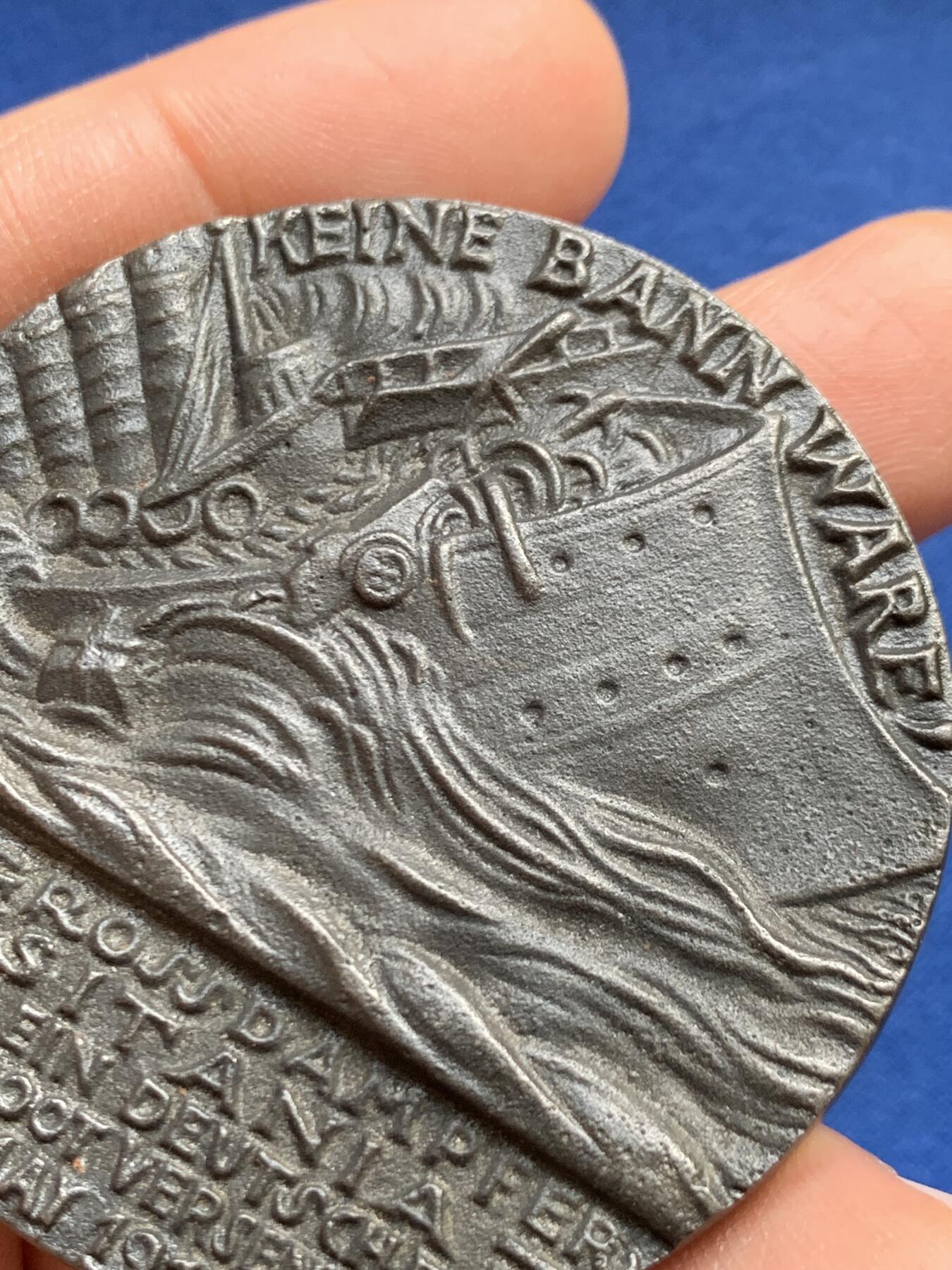 《竞宝斋》第459场 周日，周一，2场连拍 （全场包邮）欢迎送拍 德国 1915 死亡船票 铸铁章 卡尔歌茨作品 78.1克 55.2mm 铁章有这个品相不易