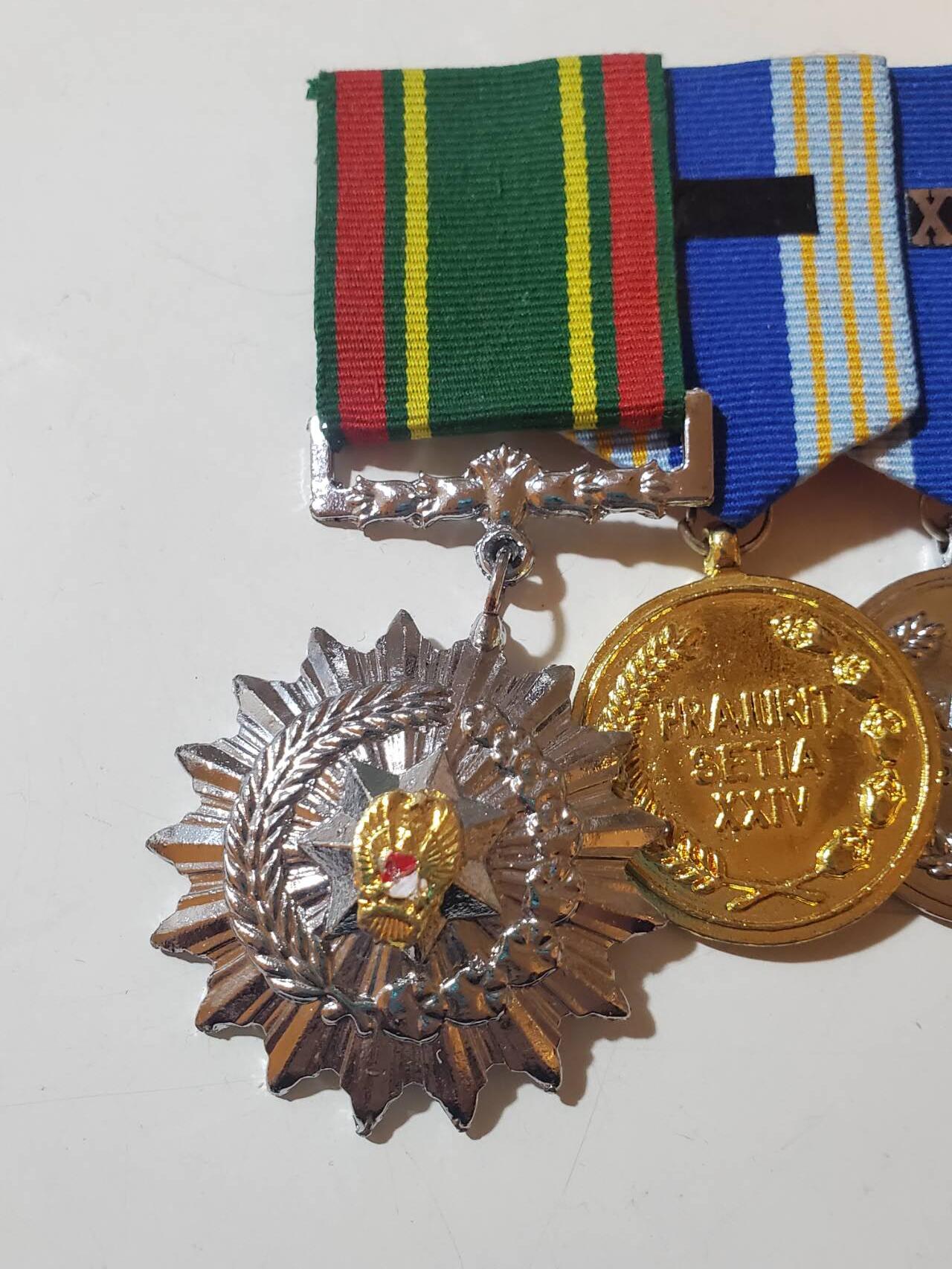 韵星假日拍卖第三十七期 -- Rimey Holidays Auction 37 印度尼西亚陆军4r联排-- 三军团结勋章,金银铜国土服务奖章 库存品相 带勋饰 少见