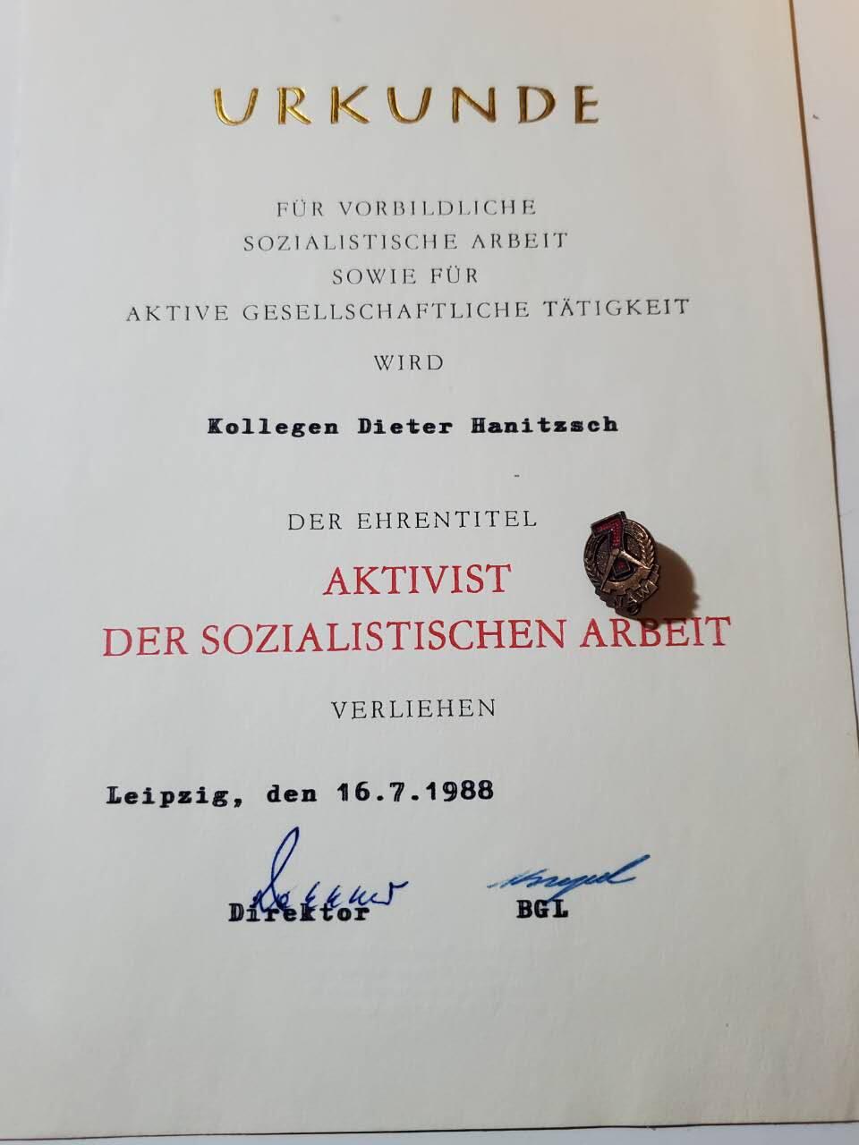 韵星假日拍卖第三十七期 -- Rimey Holidays Auction 37 民主德国社会主义建设功勋活动家奖章加证书一套