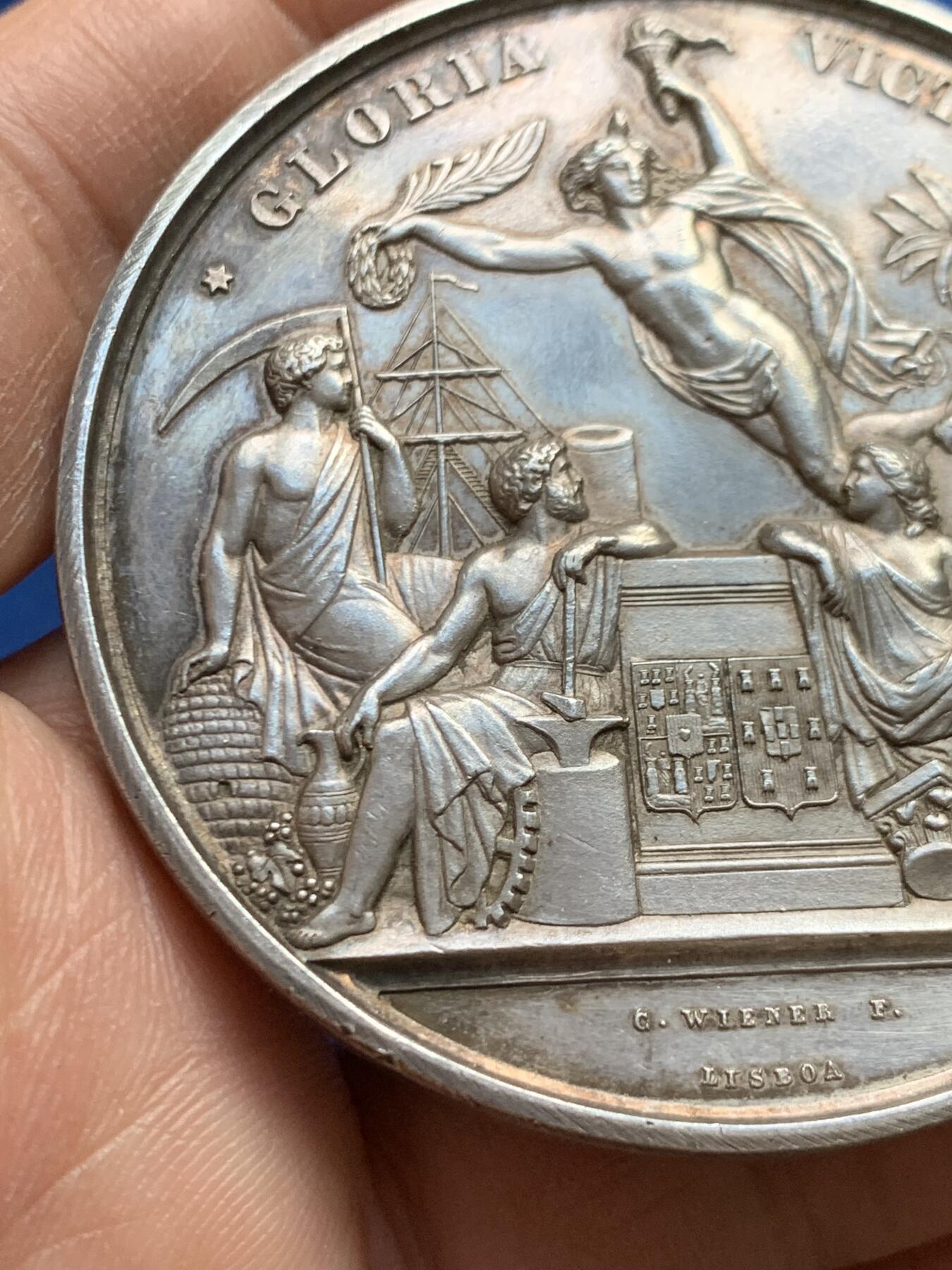 《竞宝斋》第459场 周日，周一，2场连拍 （全场包邮）欢迎送拍 名家A. Wiener作 葡萄牙1865年波尔图国际博览会纪念大银章 73.5克 58mm 带盒