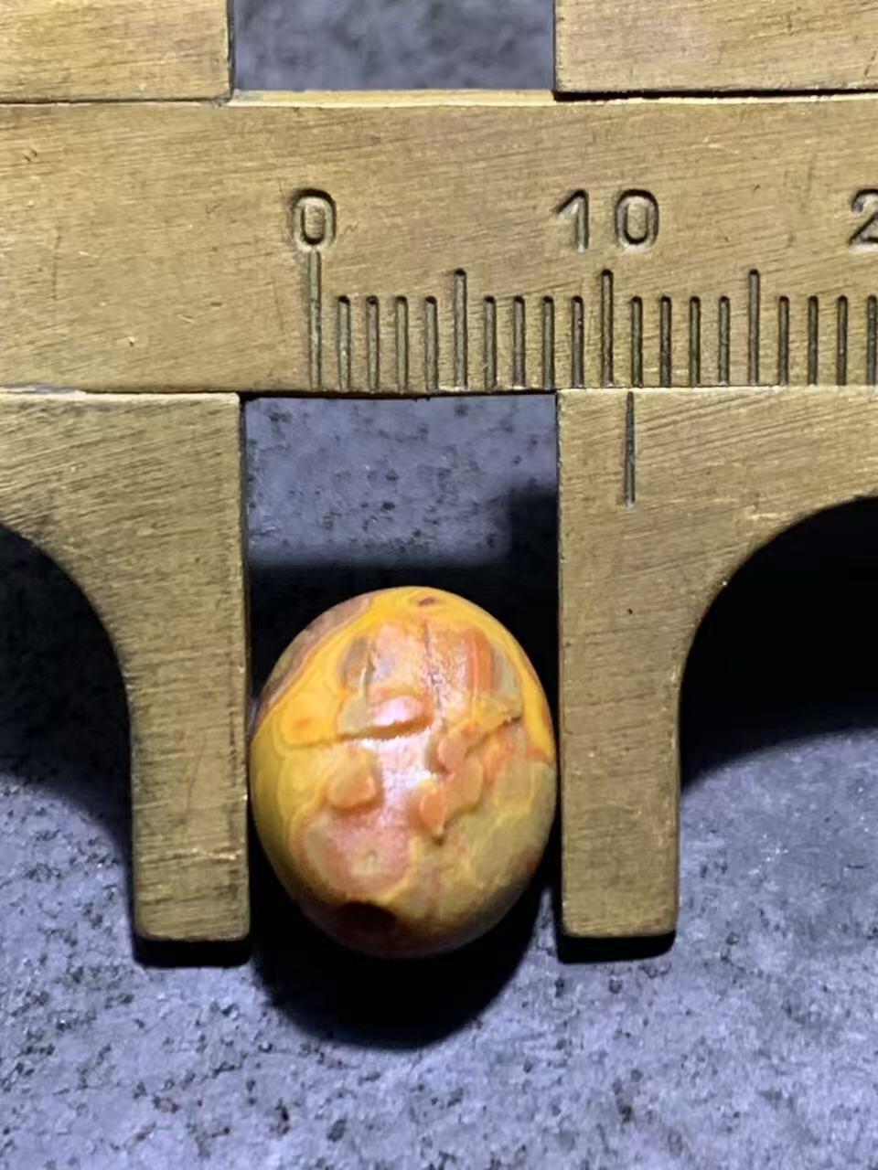 亚光战国红玛瑙手工雕刻行字随形通货珠一颗！