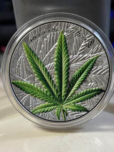 第188期拍卖 - 贝宁2016年绿色植物叶子系列2凹面高浮雕彩色银币，999银，1盎司，发行999枚