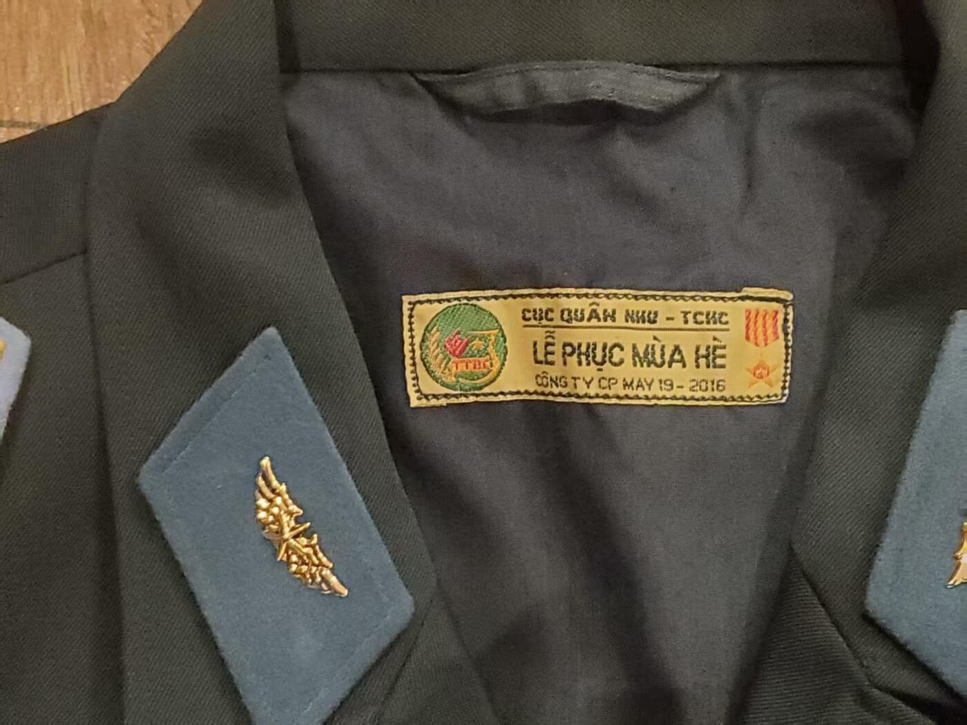 韵星假日拍卖第三十七期 -- Rimey Holidays Auction 37 越南社会主义共和国夏季空军少尉常服一套 带姓名条肩章 领章 很齐全 品相好 重要部队