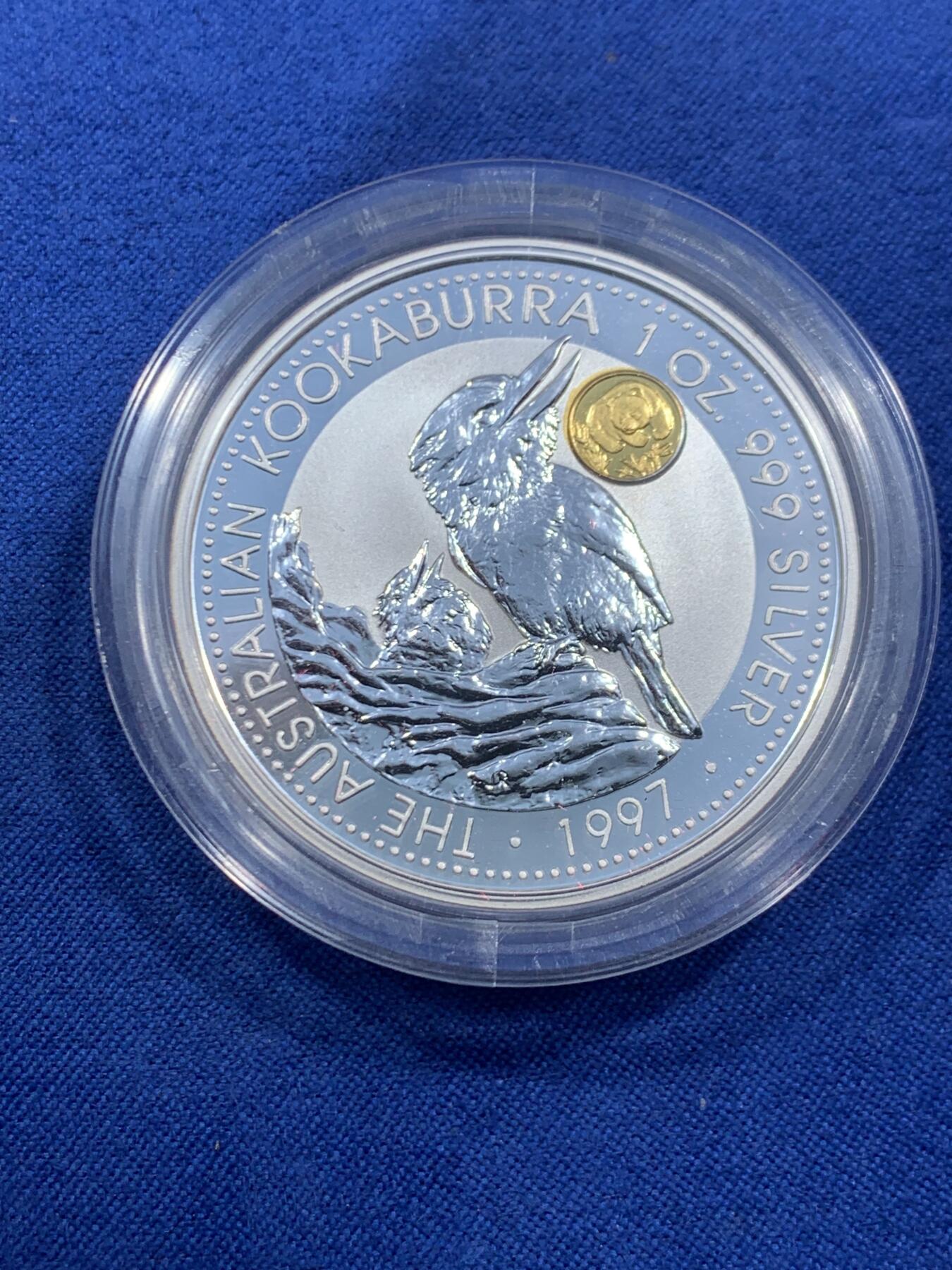 《竞宝斋》第459场 周日，周一，2场连拍 （全场包邮）欢迎送拍 澳大利亚 1997年 笑翠鸟 熊猫镶嵌银币 含纯银1盎司999银，镶嵌部分重约0.5克黄金，发行1.5万枚，为上海国际钱币展而发行，细节见图