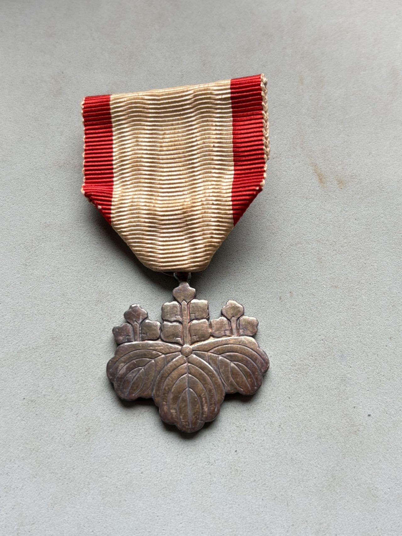 盛世勋华——号角文化勋章邮票专场拍卖第300期 日本勋八等白色桐叶章 银制 重17克，银价300+，明治大正时期 带原盒