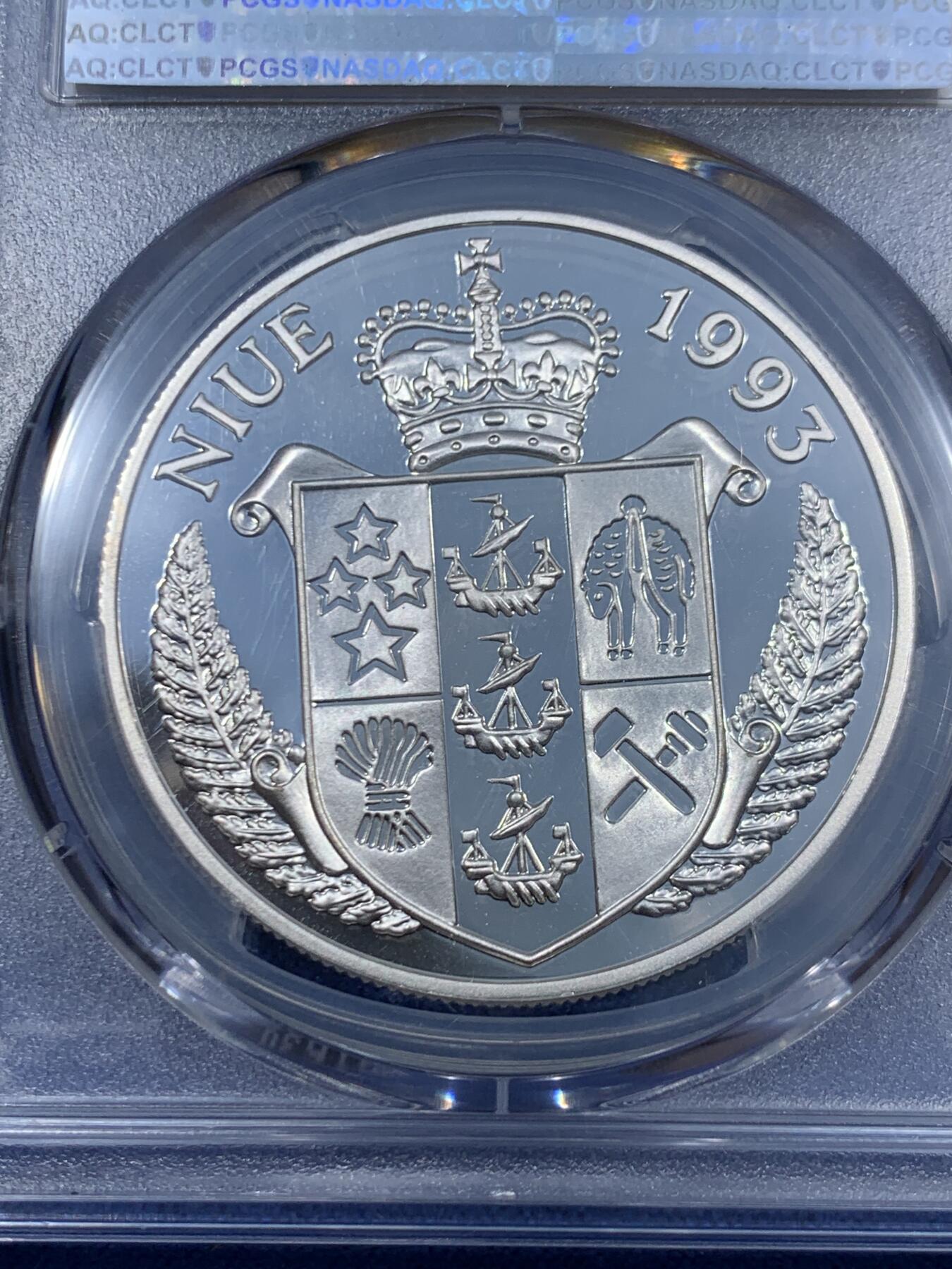 《竞宝斋》第459场 周日，周一，2场连拍 （全场包邮）欢迎送拍 PCGS PR69DC 纽埃1993年保护地球20元精制大银币，捧着树苗的手寓意着生命和希望，31.47g，925银