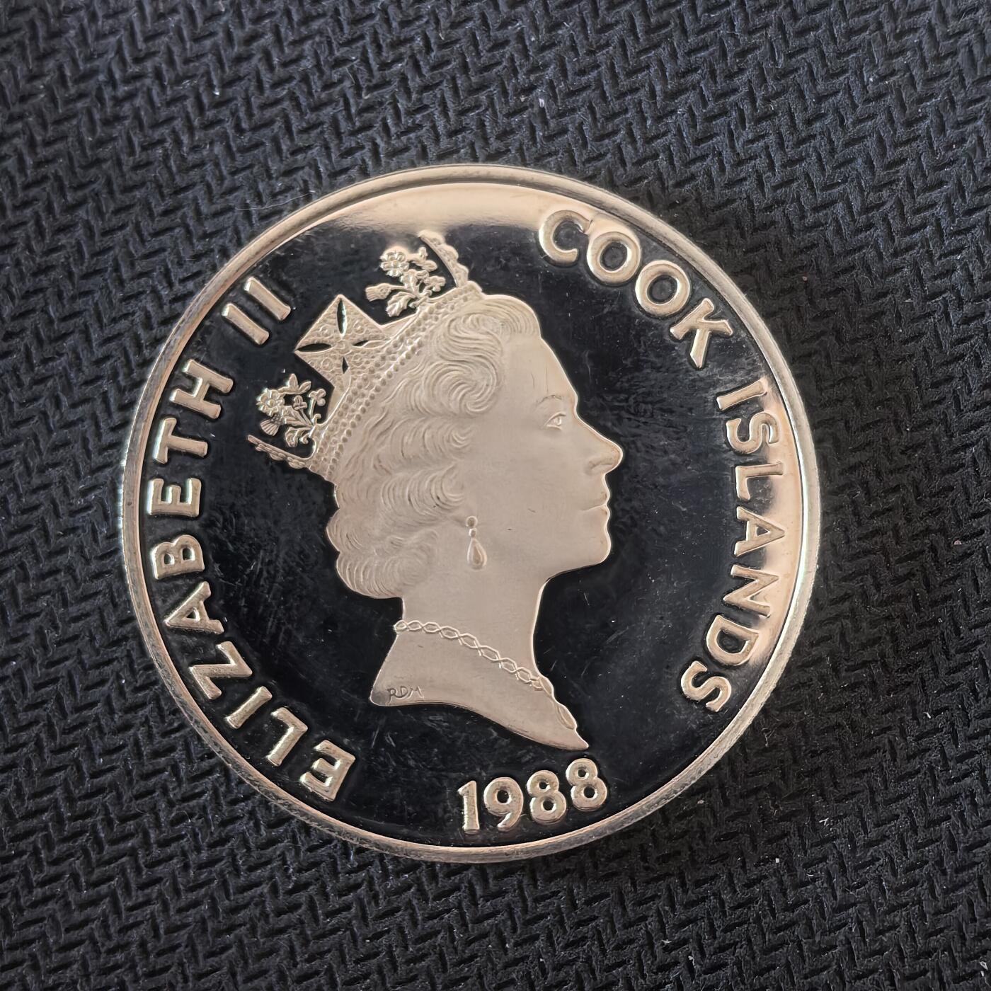 道一币馆币章第一百六十四场 库克岛1988年航海家费迪南德·麦哲伦船队的旗舰特立尼达号和维多利亚号50元精制银币 20.94g 925s