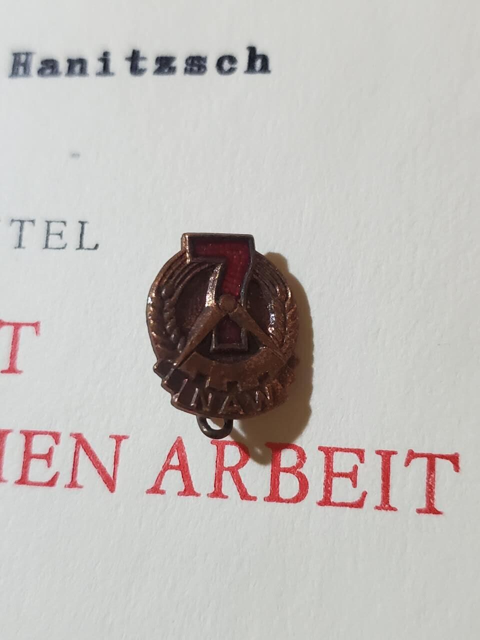 韵星假日拍卖第三十七期 -- Rimey Holidays Auction 37 民主德国社会主义建设功勋活动家奖章加证书一套