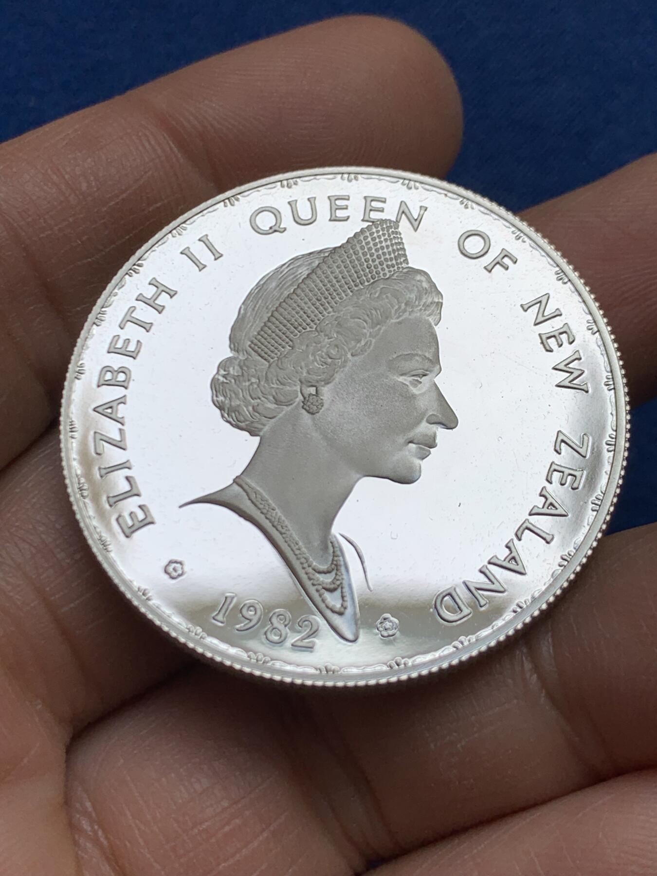 《竞宝斋》第459场 周日，周一，2场连拍 （全场包邮）欢迎送拍 新西兰1982年南秧鸟1元银币，镜面精制，27.45克，925银