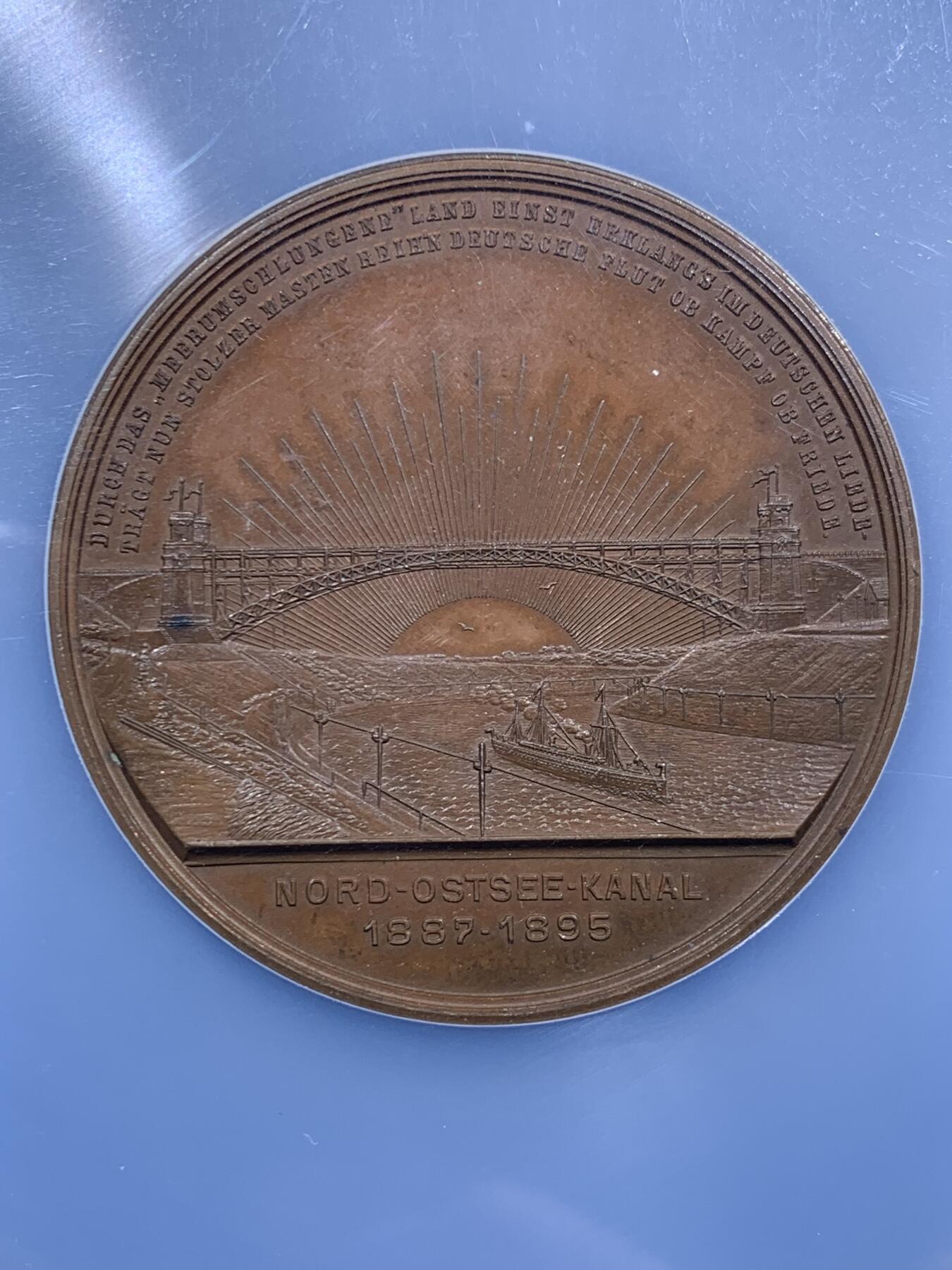 《竞宝斋》第459场 周日，周一，2场连拍 （全场包邮）欢迎送拍 NGC MS62BN 德国基尔运河纪念铜章 该河从1887年到1895年建设开通 正面威廉一世、腓特烈三世和威廉二世 加大盒