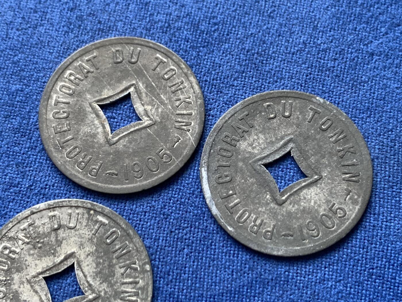 《竞宝斋》第459场 周日，周一，2场连拍 （全场包邮）欢迎送拍 三枚一组 法属安南1905年六百分之一锌币 世界上面值最小的硬币