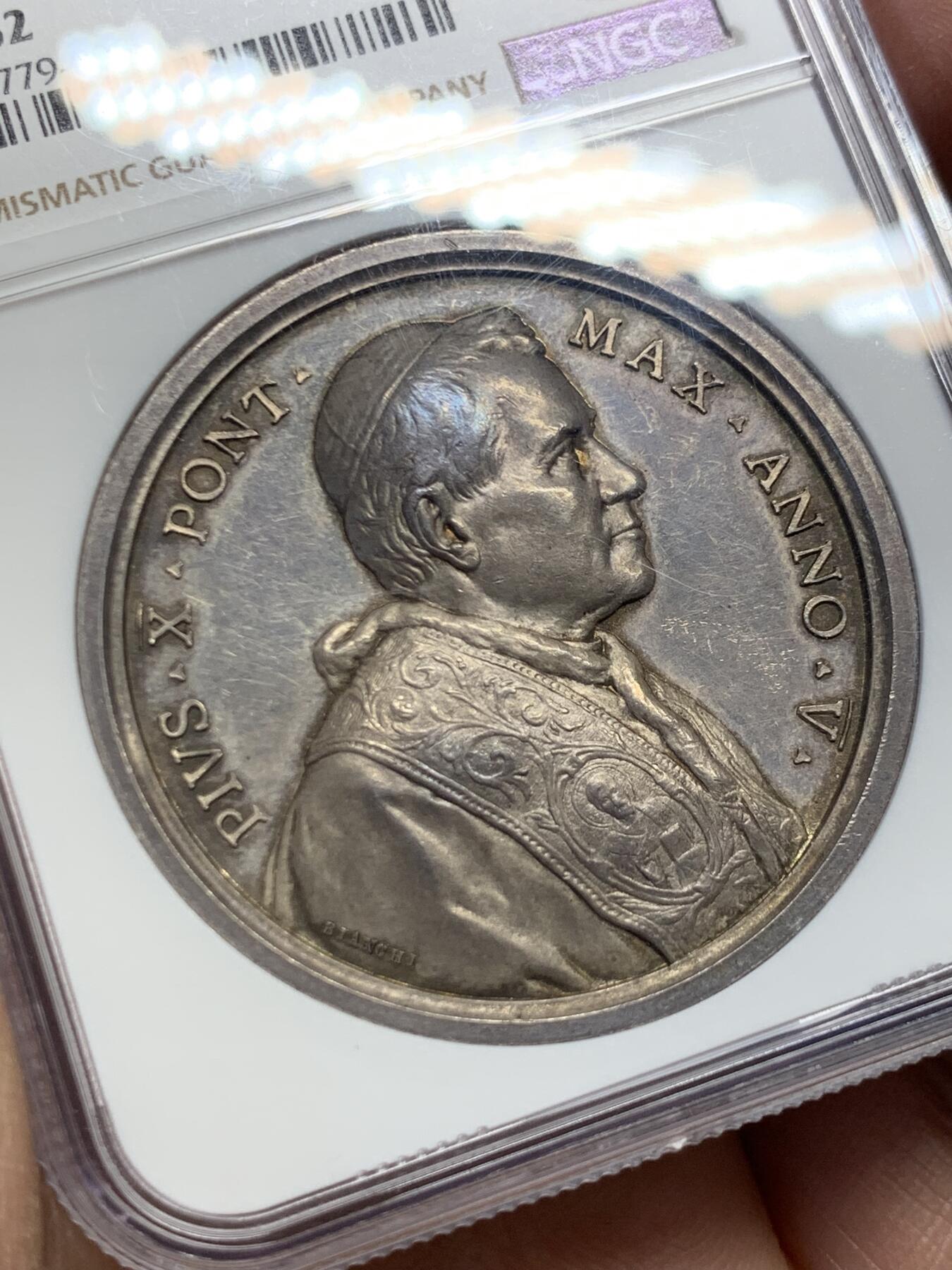 《竞宝斋》第459场 周日，周一，2场连拍 （全场包邮）欢迎送拍 NGC MS62 梵蒂冈教皇十世大银章，镜面质感，双面人物刻画，尤其背后国王朝圣，画面精美绝伦，尤其教皇身旁的那条龙，点睛之笔。爱不释手的好章。