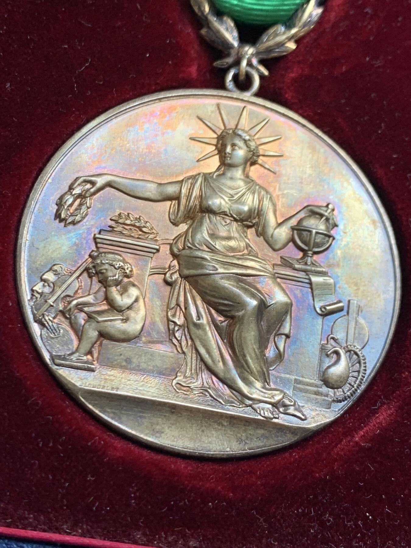 《竞宝斋》第459场 周日，周一，2场连拍 （全场包邮）欢迎送拍 法国1912年国家劝善协会主席颁发的镀金银质奖章 绶带带针 总重51.7克 50.5mm 银标 带原盒 字迹对应