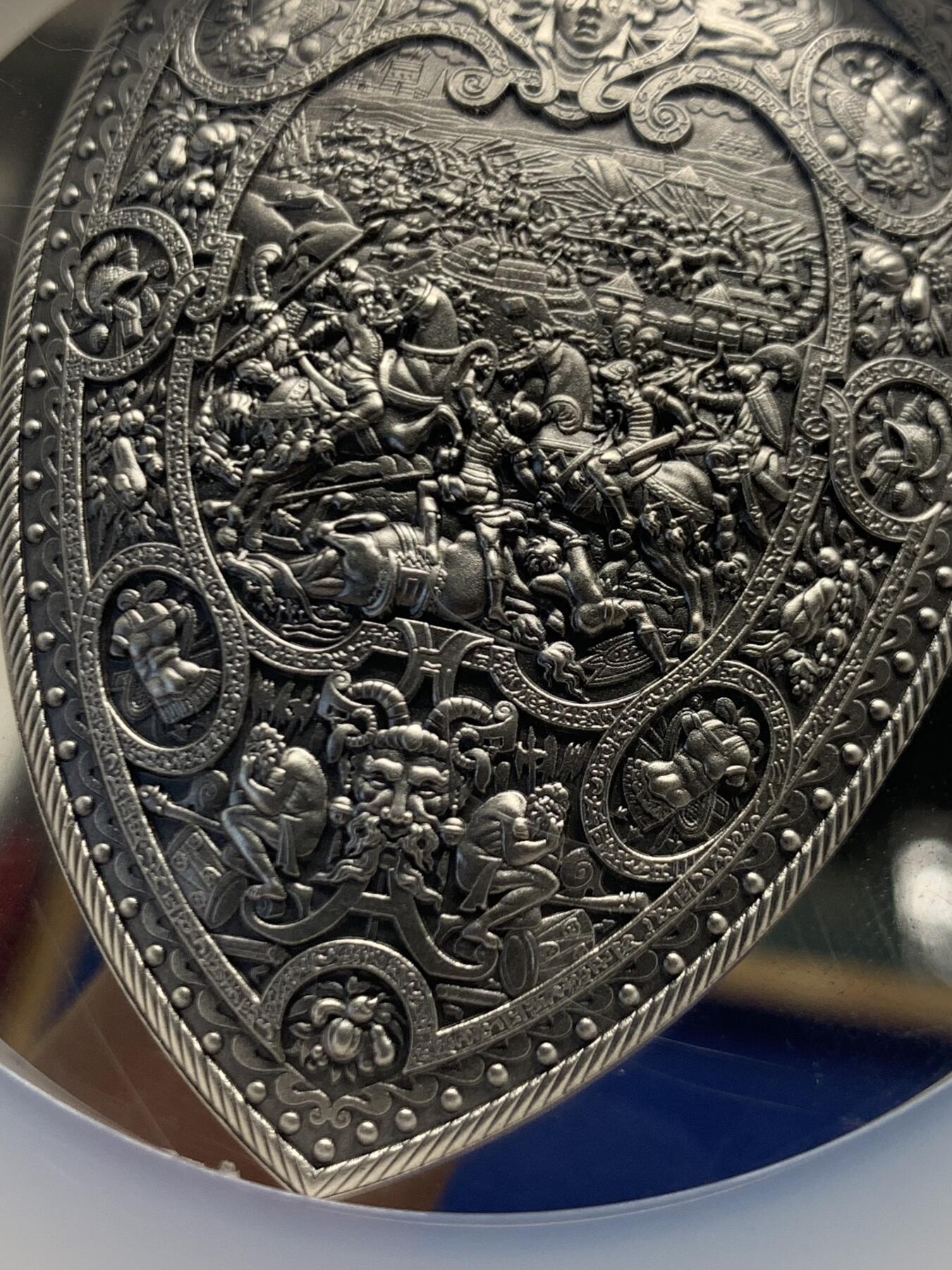 《竞宝斋》第459场 周日，周一，2场连拍 （全场包邮）欢迎送拍 NGC-MS70 法国 2022年 亨利二世盾形2盎司银币（约66.2g999纯银）为纪念这位著名的“骑士国王”而用纪念币的形式完全还原了他最心爱的阅兵演武盾牌。该盾牌制造于1555年，现藏于美国大都会博物馆，其上镌刻了迦太基统帅汉尼拔在坎尼会战中大胜罗马人的辉煌史诗，这位法国国王希望以此保佑自己也能在与神圣罗马帝国的战争中凯旋而归