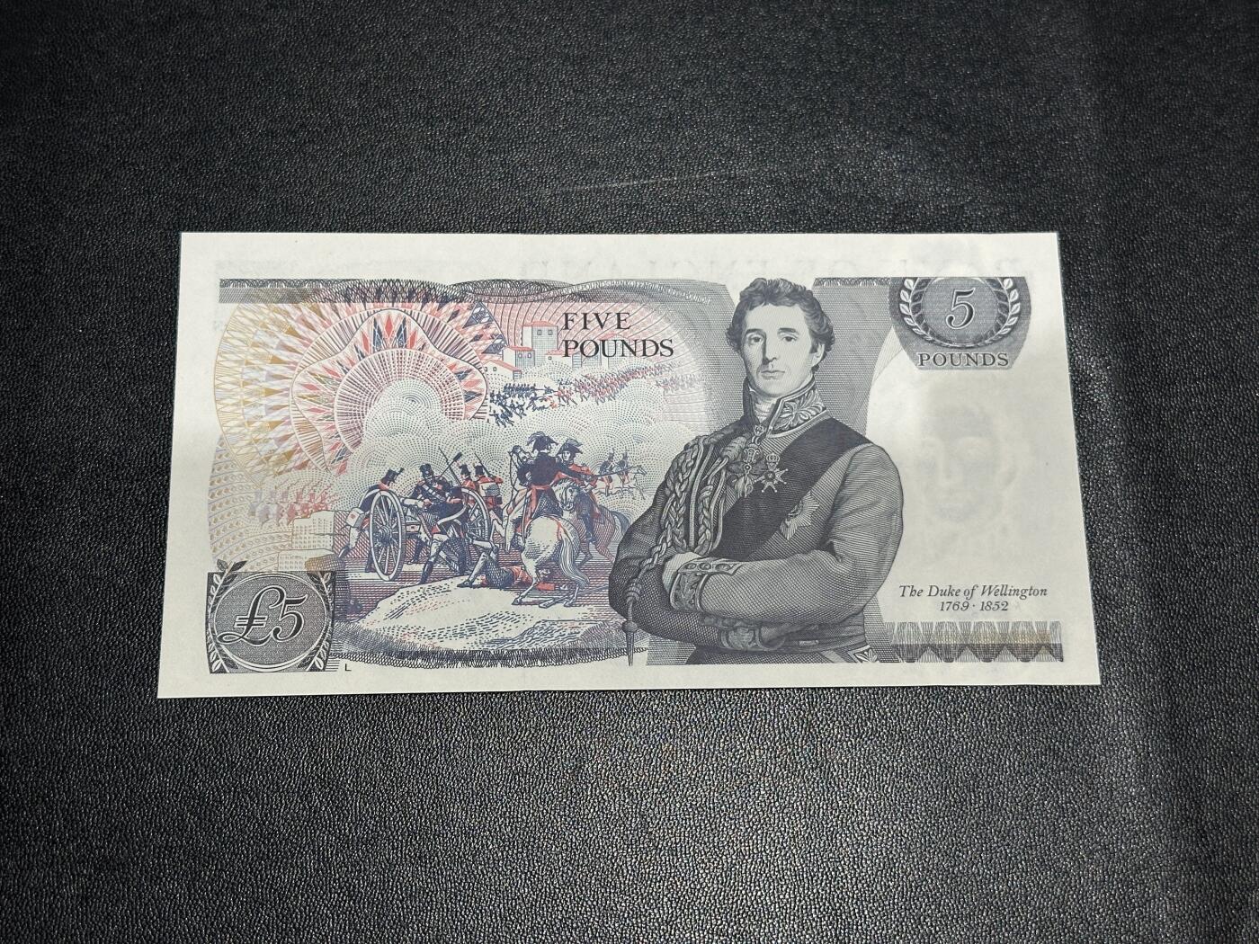 《外钞收藏家》第六百零三期（精选场）（本平台长期征集拍品、欢迎藏友们联系合作） 英国D序列5镑 全新有个小英光点 尾242