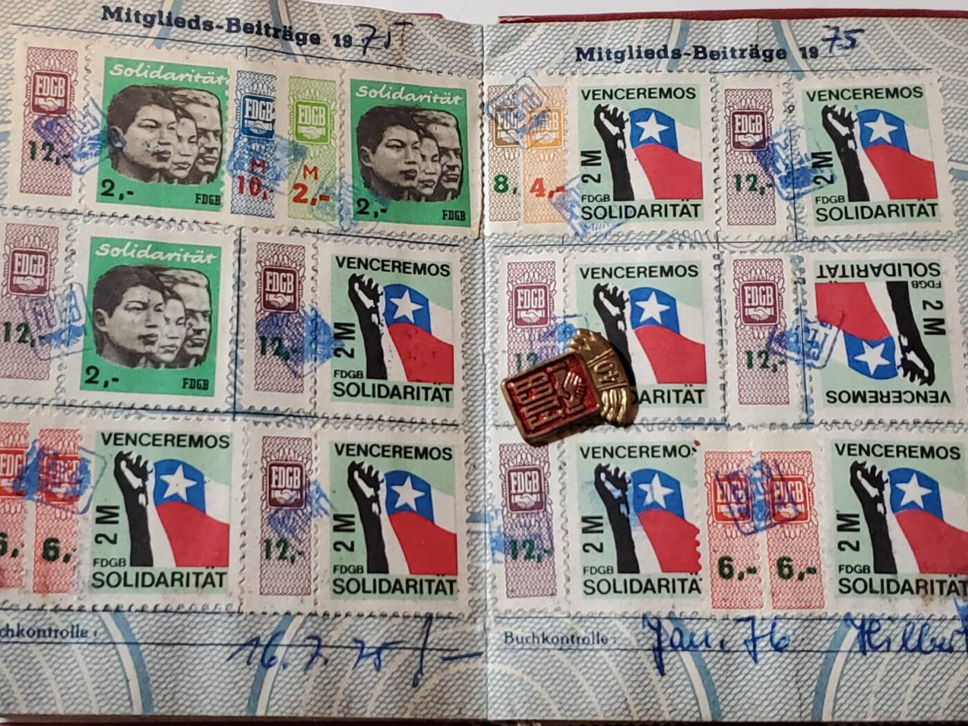 韵星假日拍卖第三十七期 -- Rimey Holidays Auction 37 民主德国工会40年荣誉成员证章带证 证少见 贴票很齐 包括支援越南、智利苏德友谊等